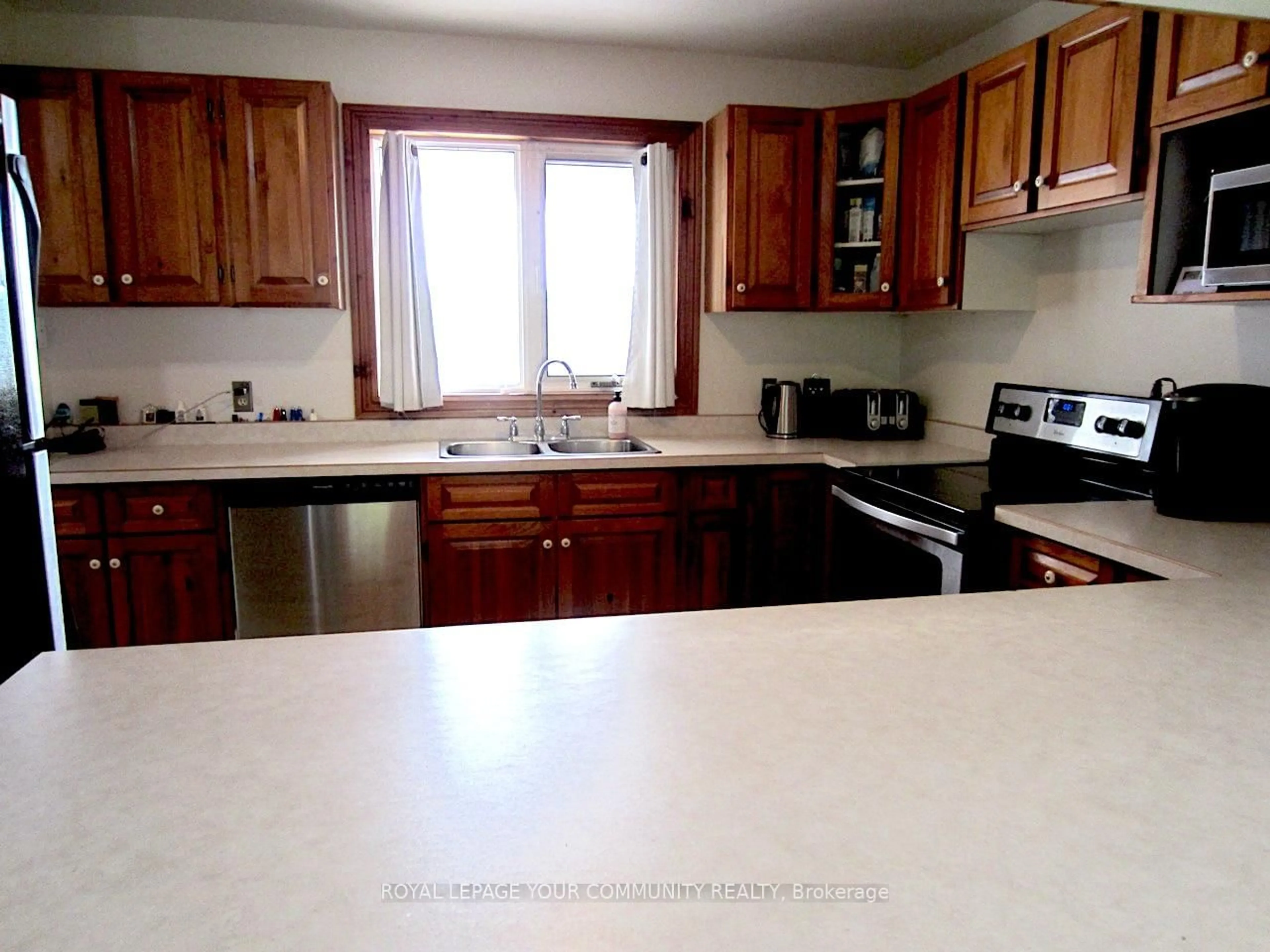 Standard kitchen, unknown for 19120 Dufferin St, King Ontario L3Y 4V9