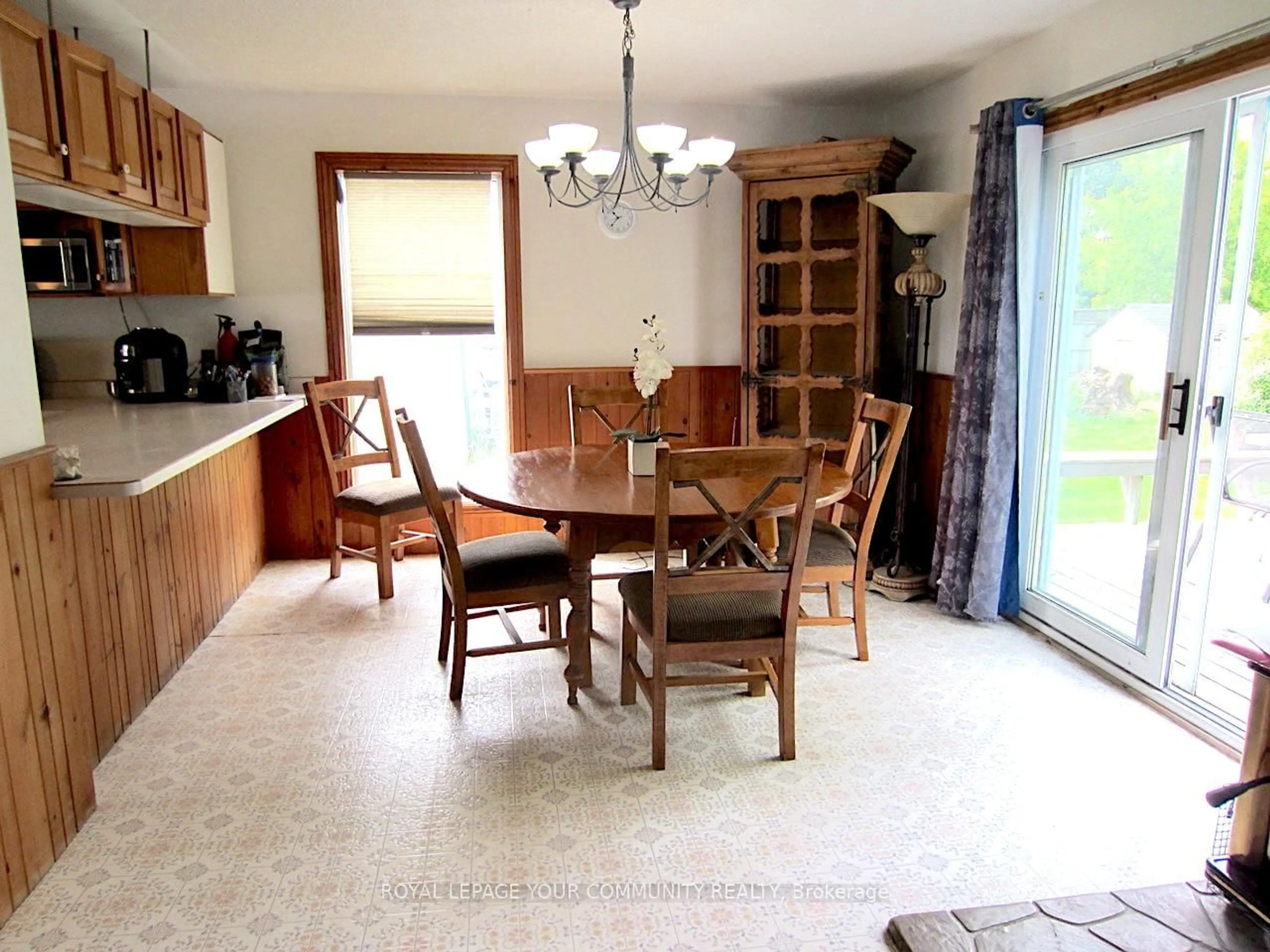Dining room, ceramic/tile floor for 19120 Dufferin St, King Ontario L3Y 4V9