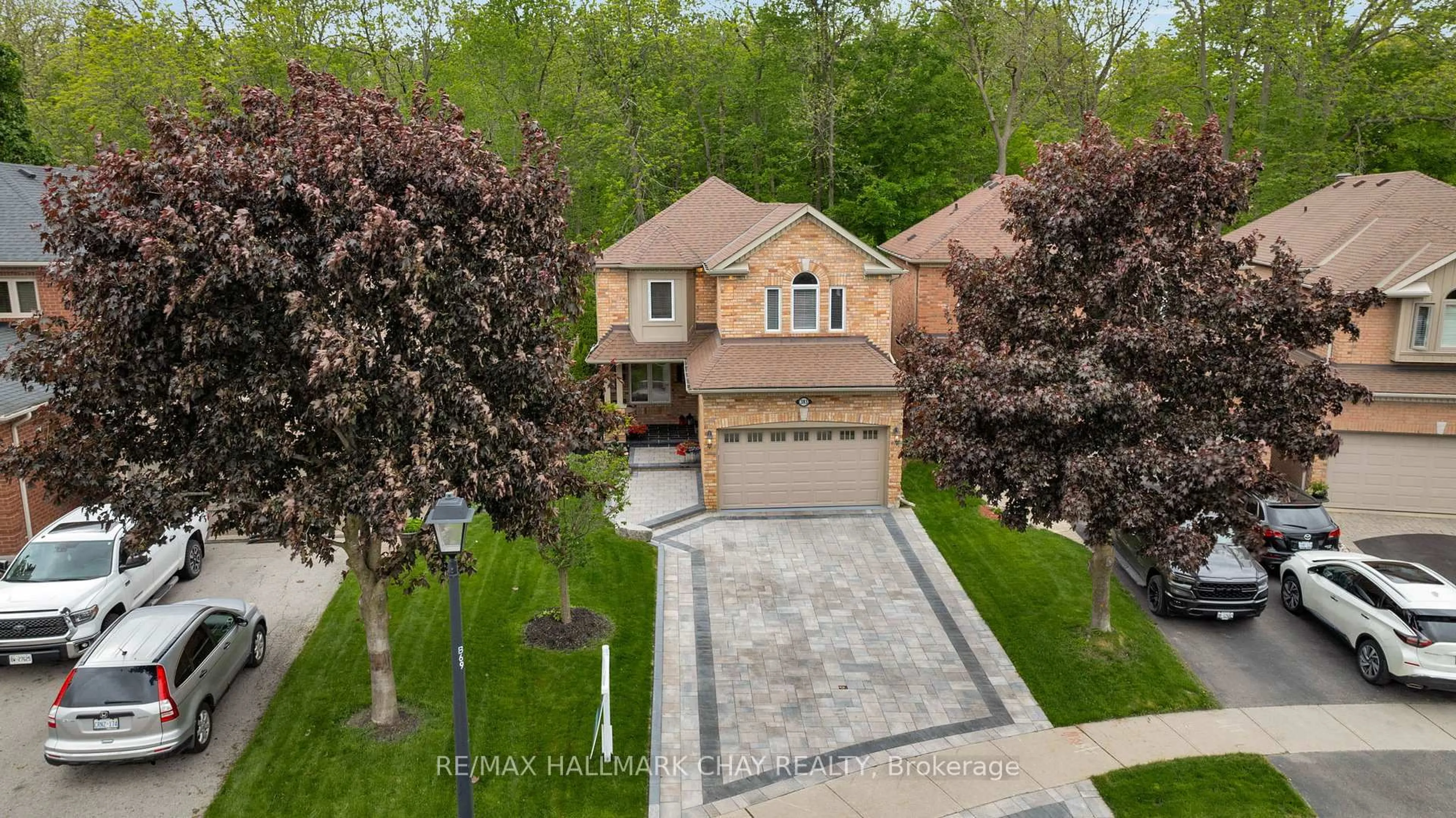 A pic from outside/outdoor area/front of a property/back of a property/a pic from drone, street for 383 Hewitt Circ, Newmarket Ontario L3X 2L8