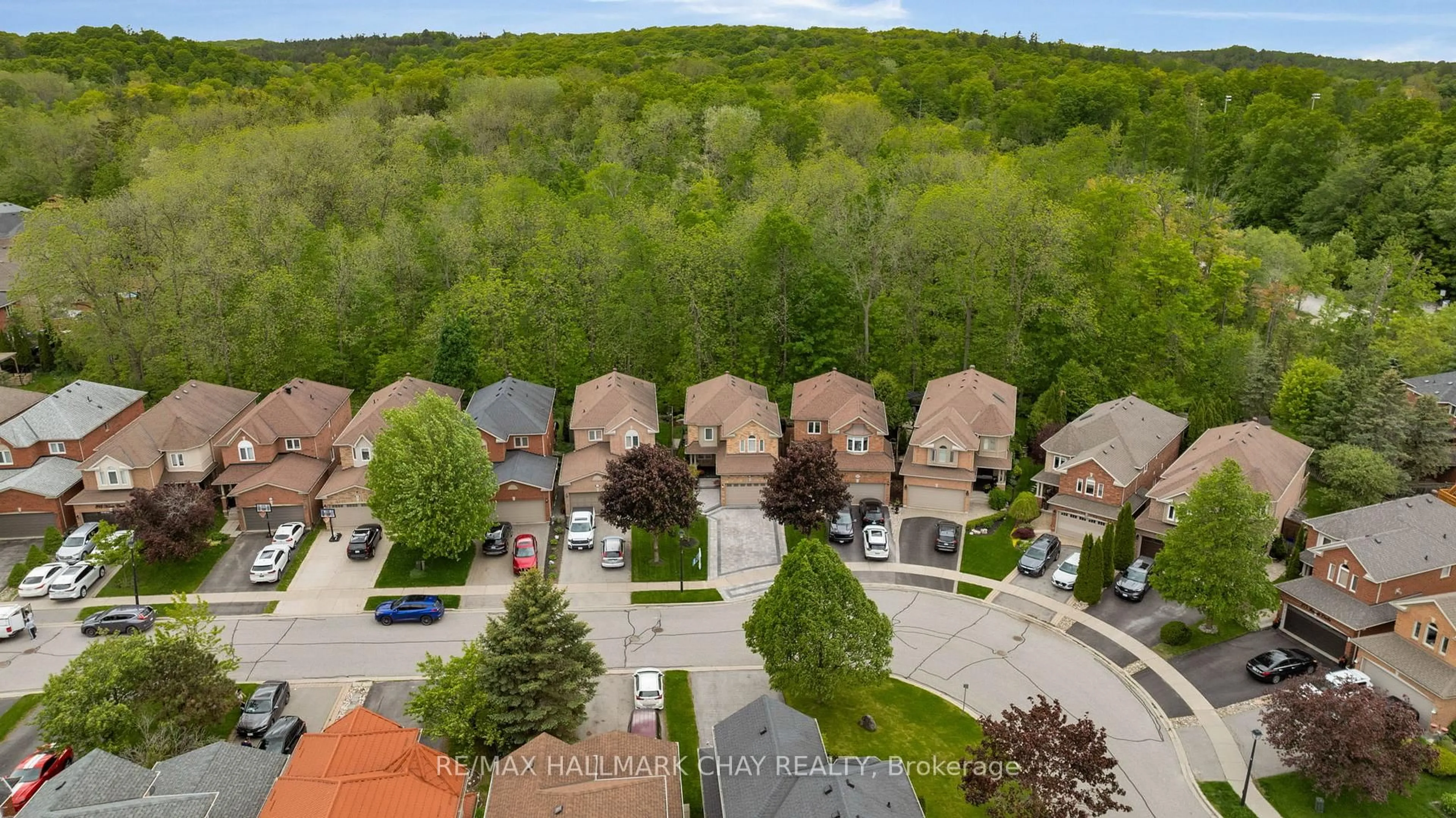 A pic from outside/outdoor area/front of a property/back of a property/a pic from drone, unknown for 383 Hewitt Circ, Newmarket Ontario L3X 2L8