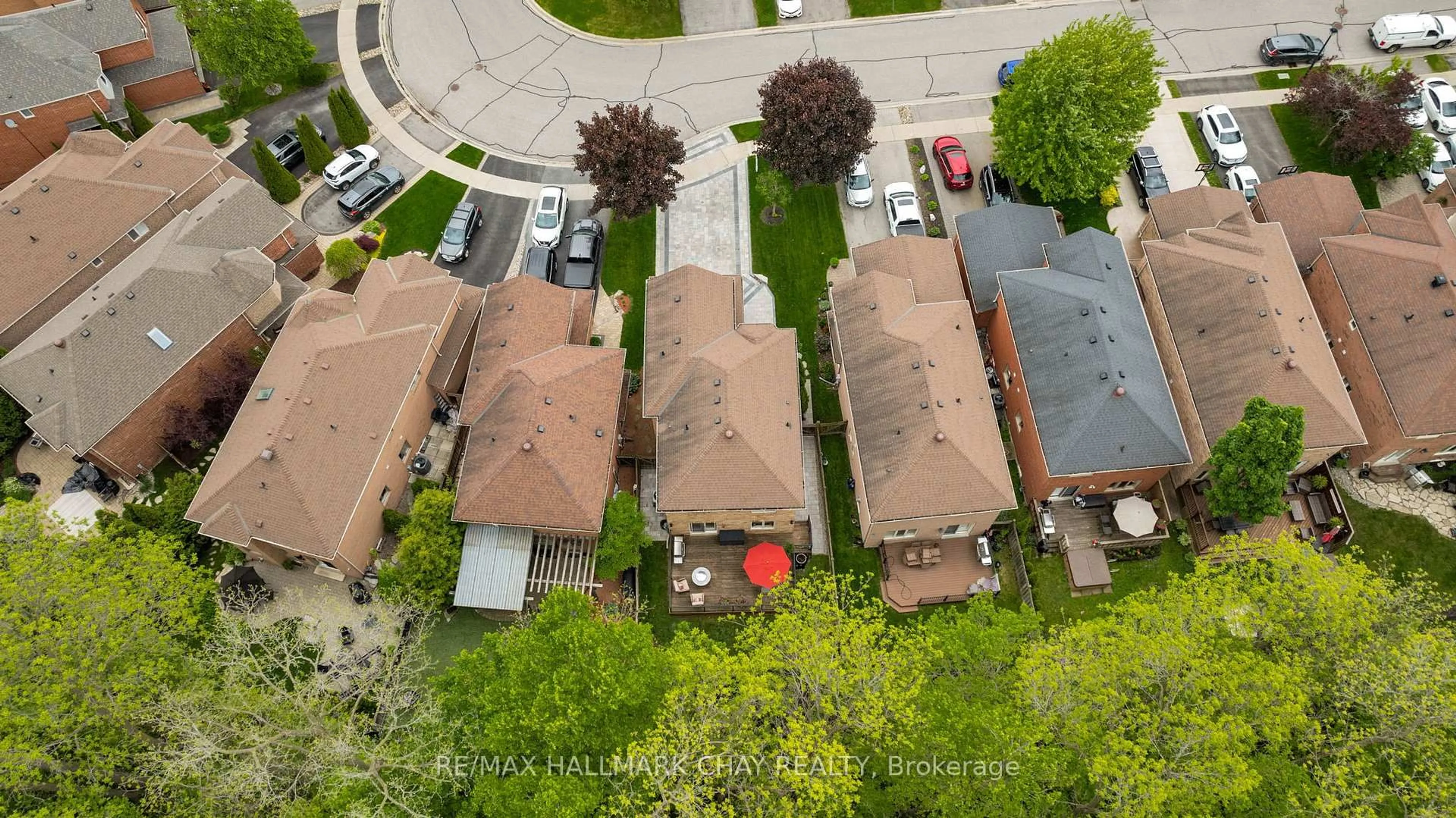 A pic from outside/outdoor area/front of a property/back of a property/a pic from drone, street for 383 Hewitt Circ, Newmarket Ontario L3X 2L8