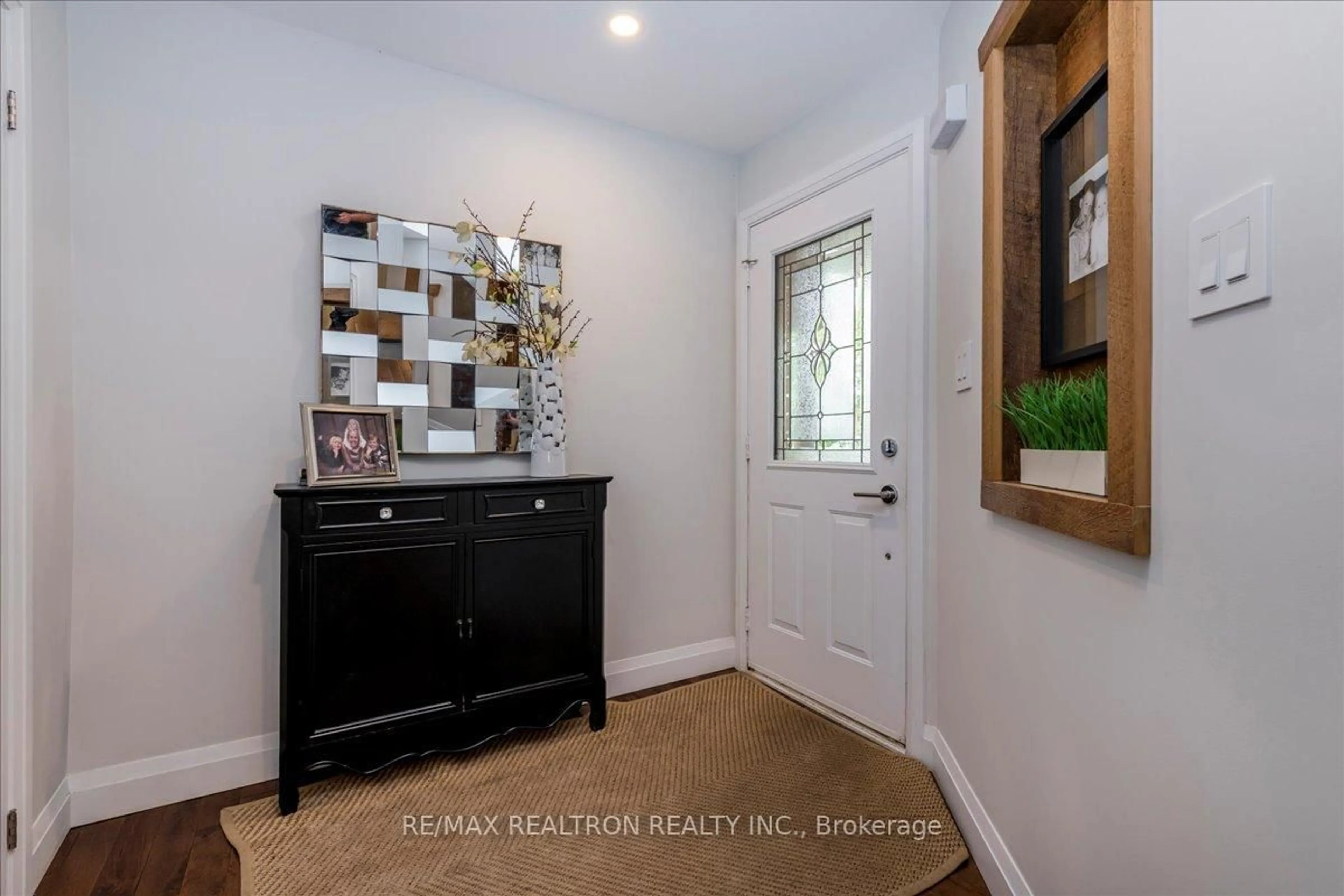 Indoor entryway for 75 Widdifield Ave, Newmarket Ontario L3X 1Z5
