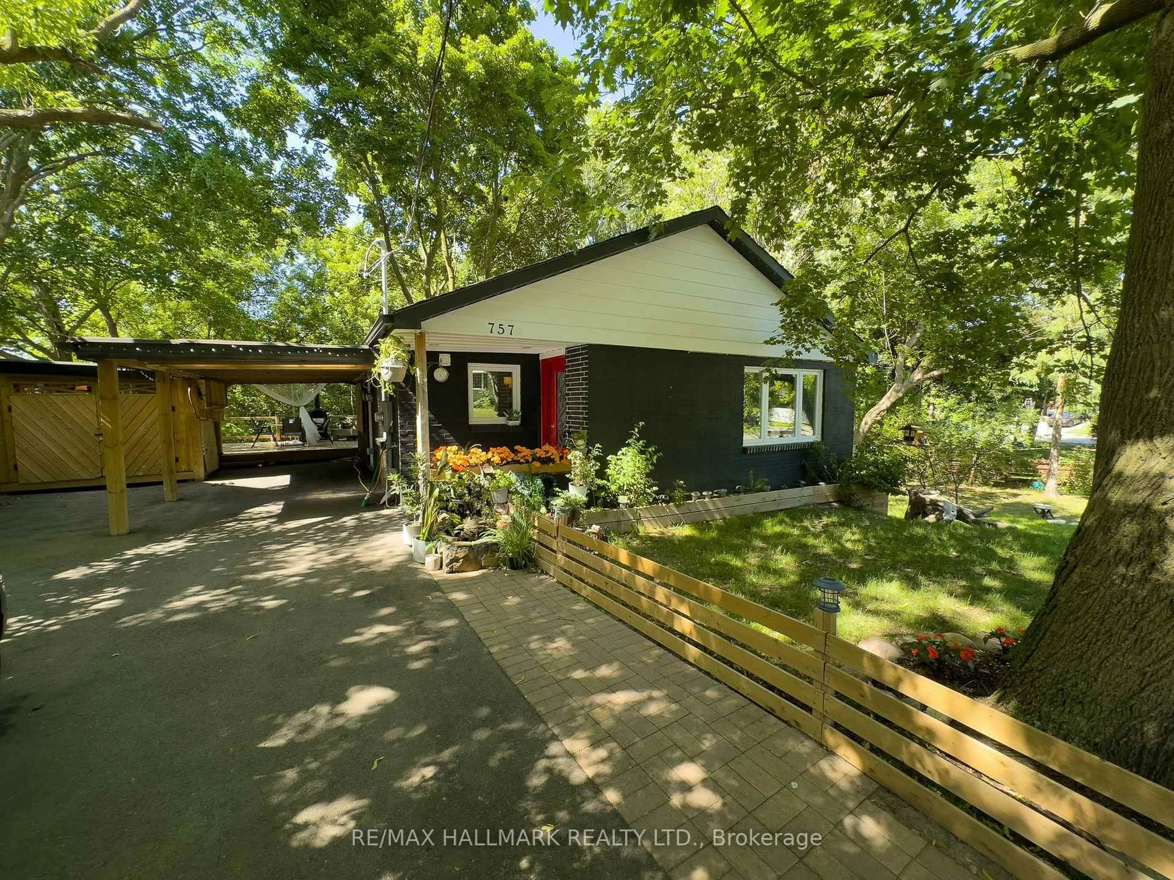 A pic from outside/outdoor area/front of a property/back of a property/a pic from drone, street for 757 Srigley St, Newmarket Ontario L3Y 1X6
