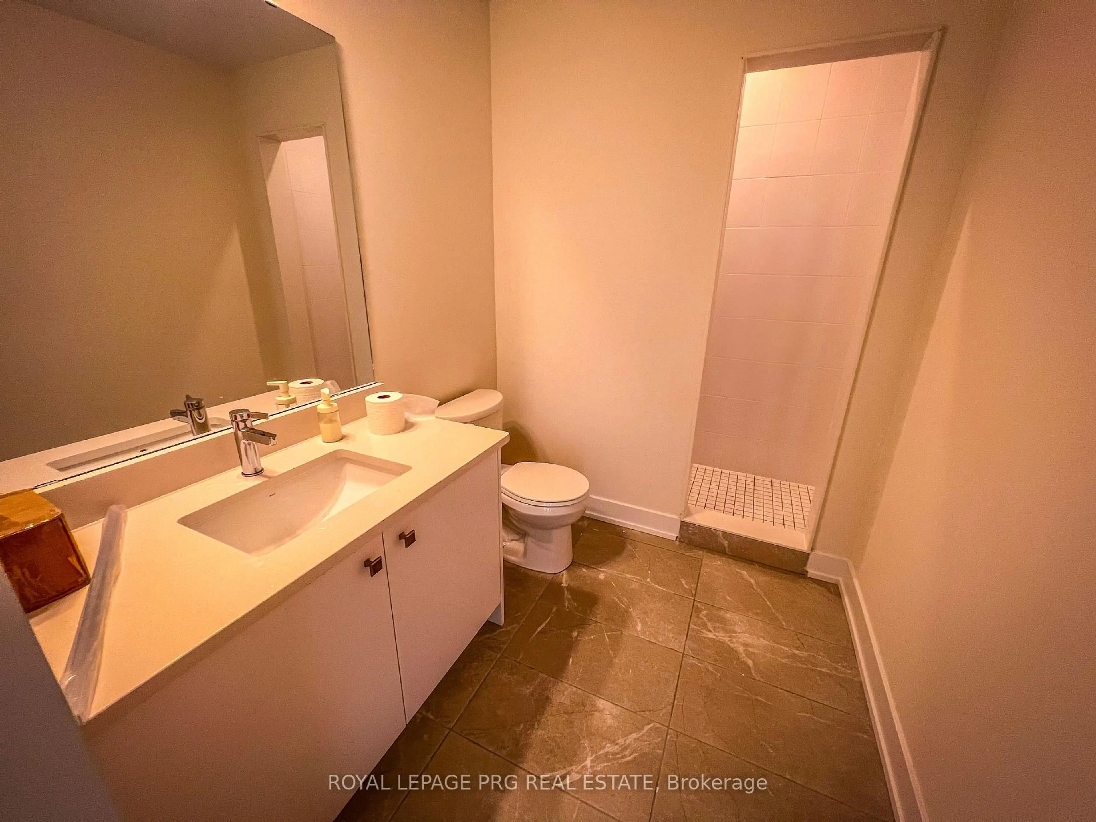 Standard bathroom, unknown for 8 Sayers Lane #17, Richmond Hill Ontario L4E 1J4