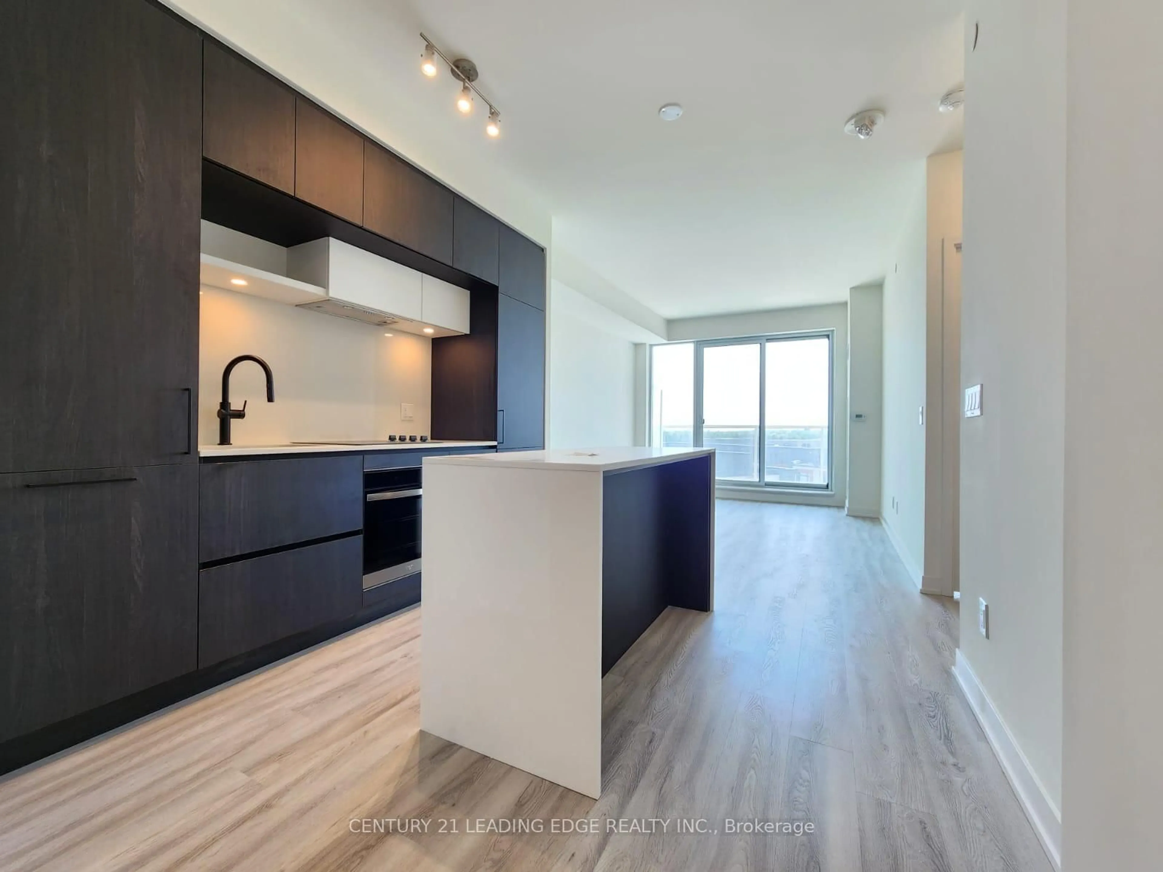 Open concept kitchen, wood/laminate floor for 6 David Eyer Rd #618, Richmond Hill Ontario L4S 0N5