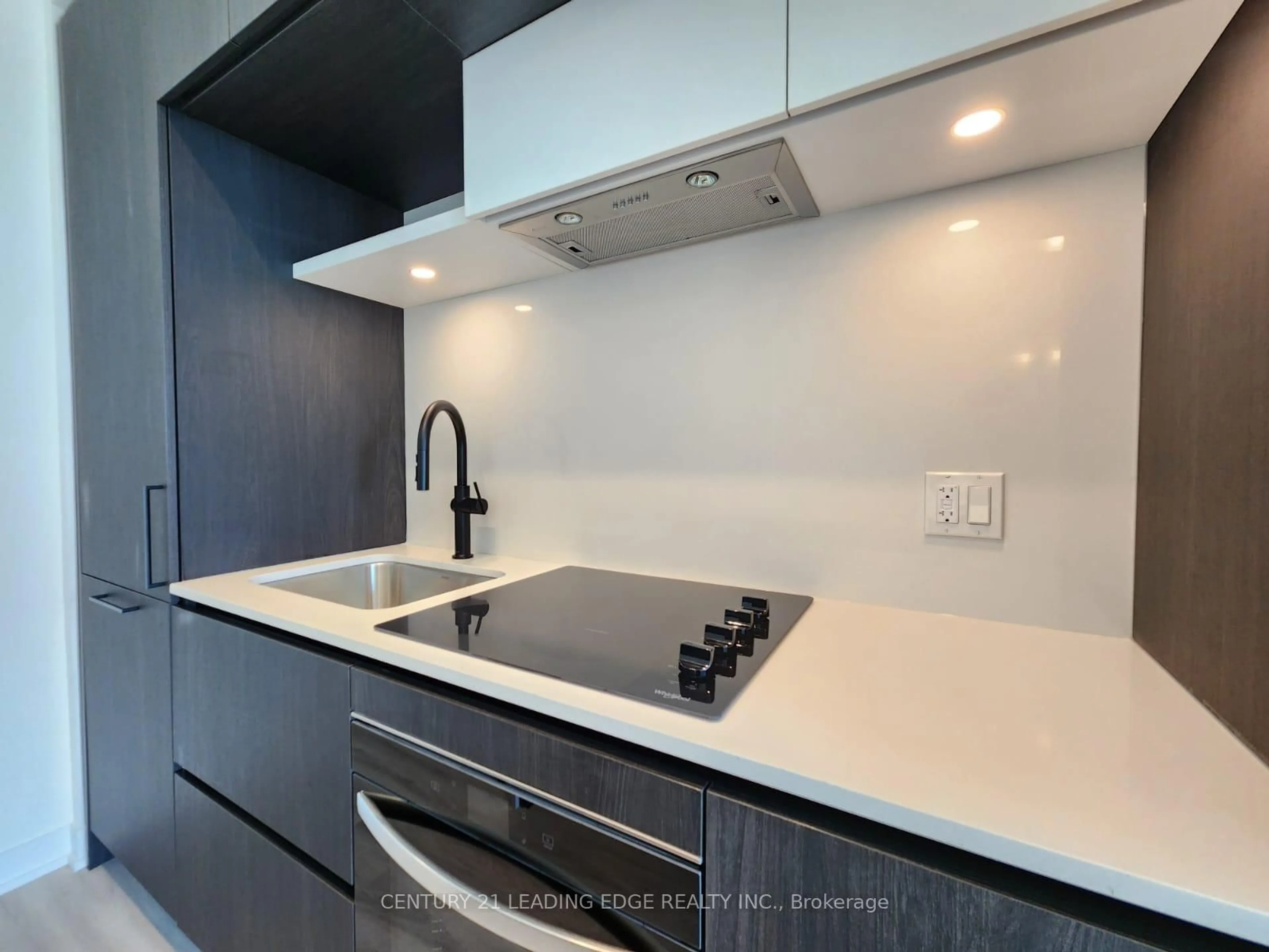 Standard kitchen, ceramic/tile floor for 6 David Eyer Rd #618, Richmond Hill Ontario L4S 0N5