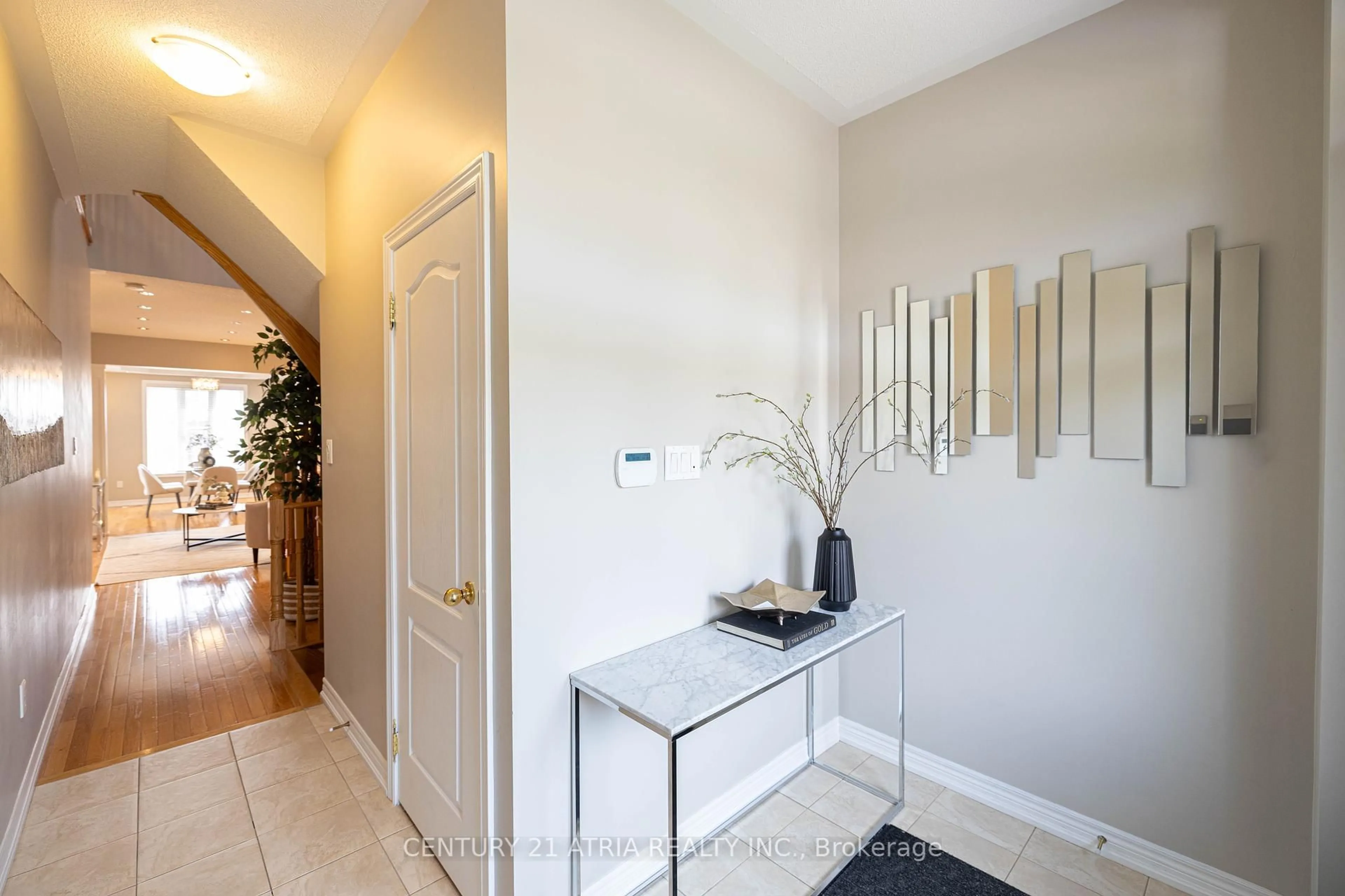 Indoor entryway for 23 Staglin Crt, Markham Ontario L6C 0K8