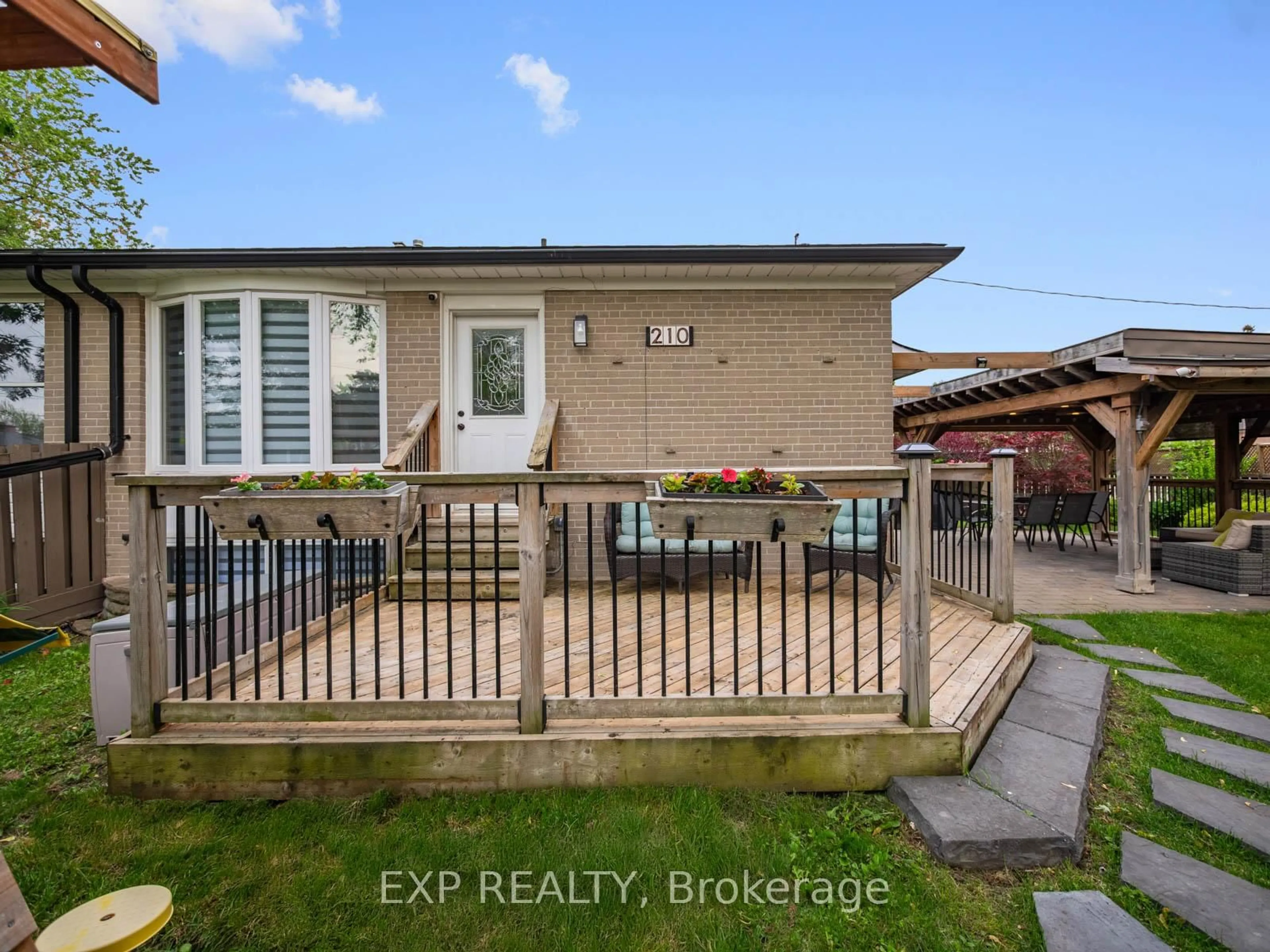 A pic from outside/outdoor area/front of a property/back of a property/a pic from drone, street for 210 Ashlar Rd, Richmond Hill Ontario L4C 2W6