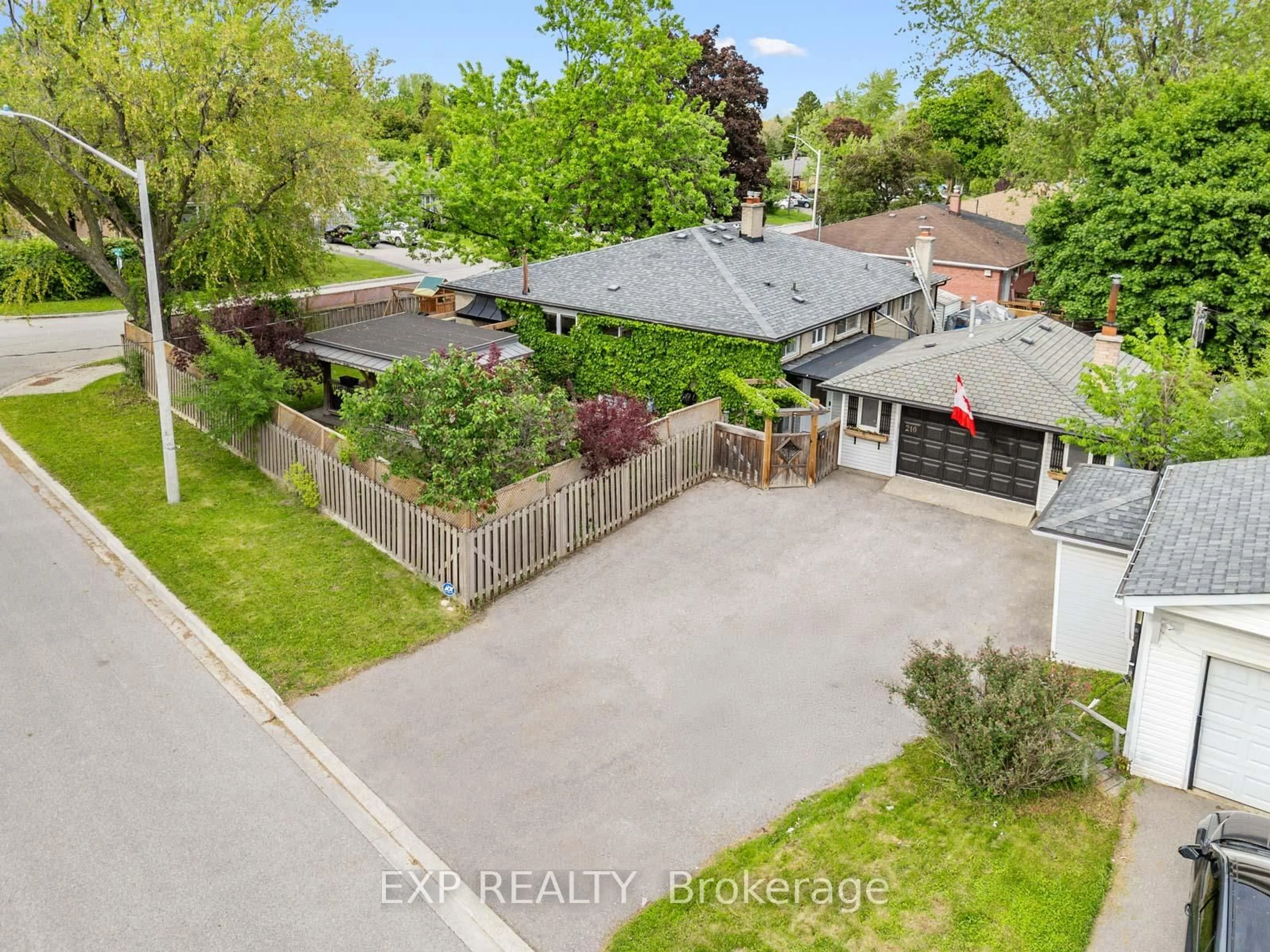 A pic from outside/outdoor area/front of a property/back of a property/a pic from drone, street for 210 Ashlar Rd, Richmond Hill Ontario L4C 2W6