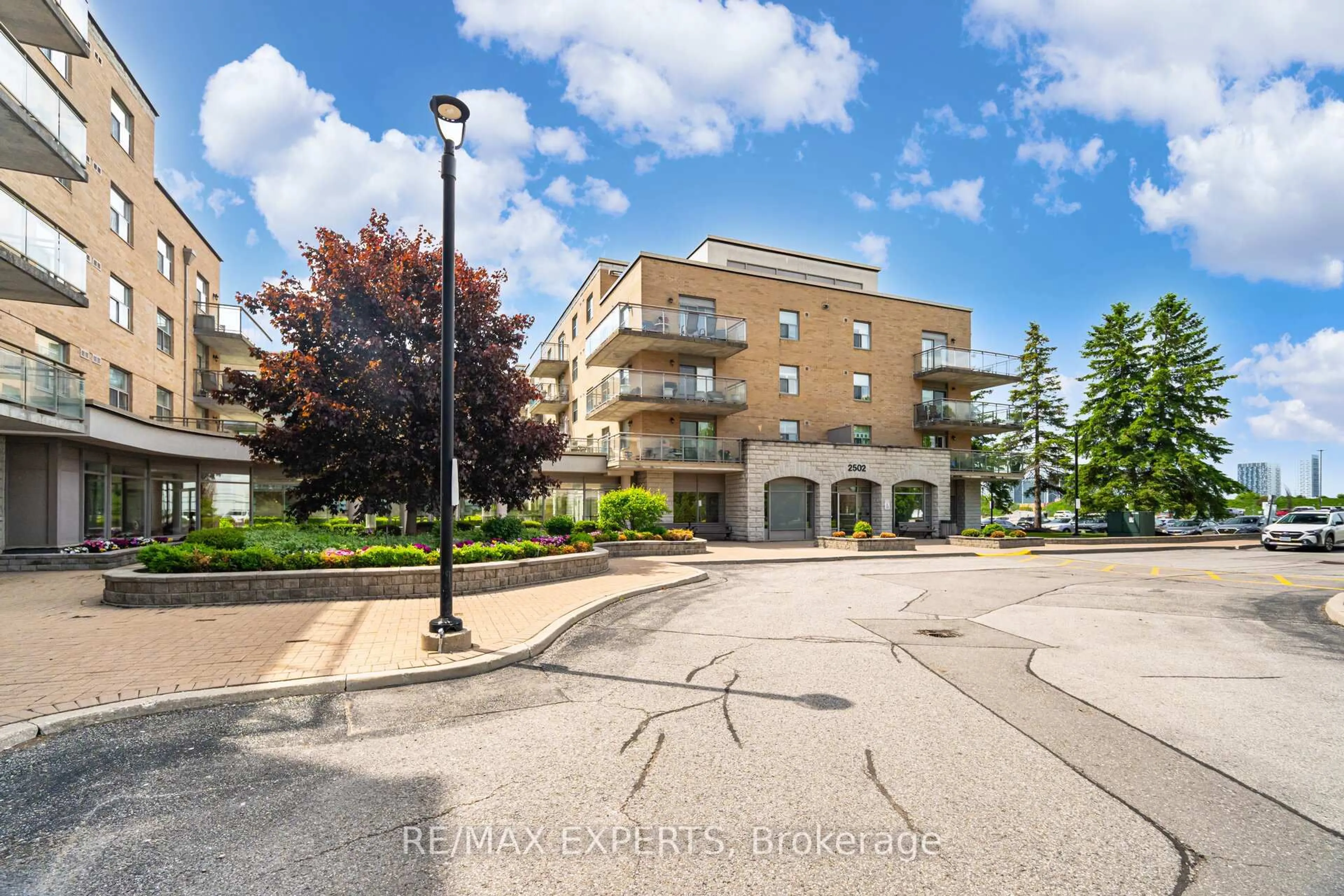Patio, street for 2502 Rutherford Rd #201, Vaughan Ontario L4K 5N6