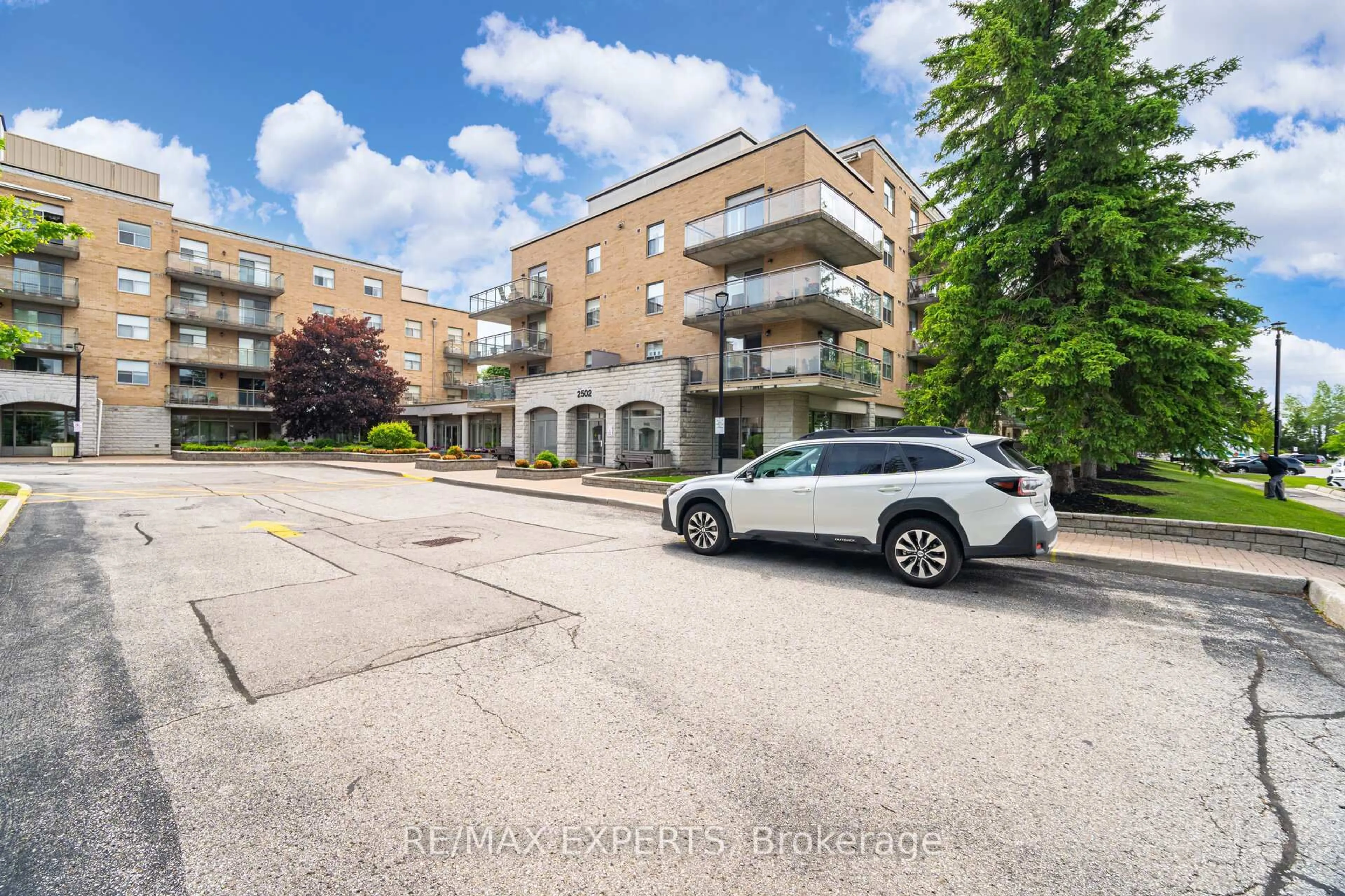 A pic from outside/outdoor area/front of a property/back of a property/a pic from drone, street for 2502 Rutherford Rd #201, Vaughan Ontario L4K 5N6