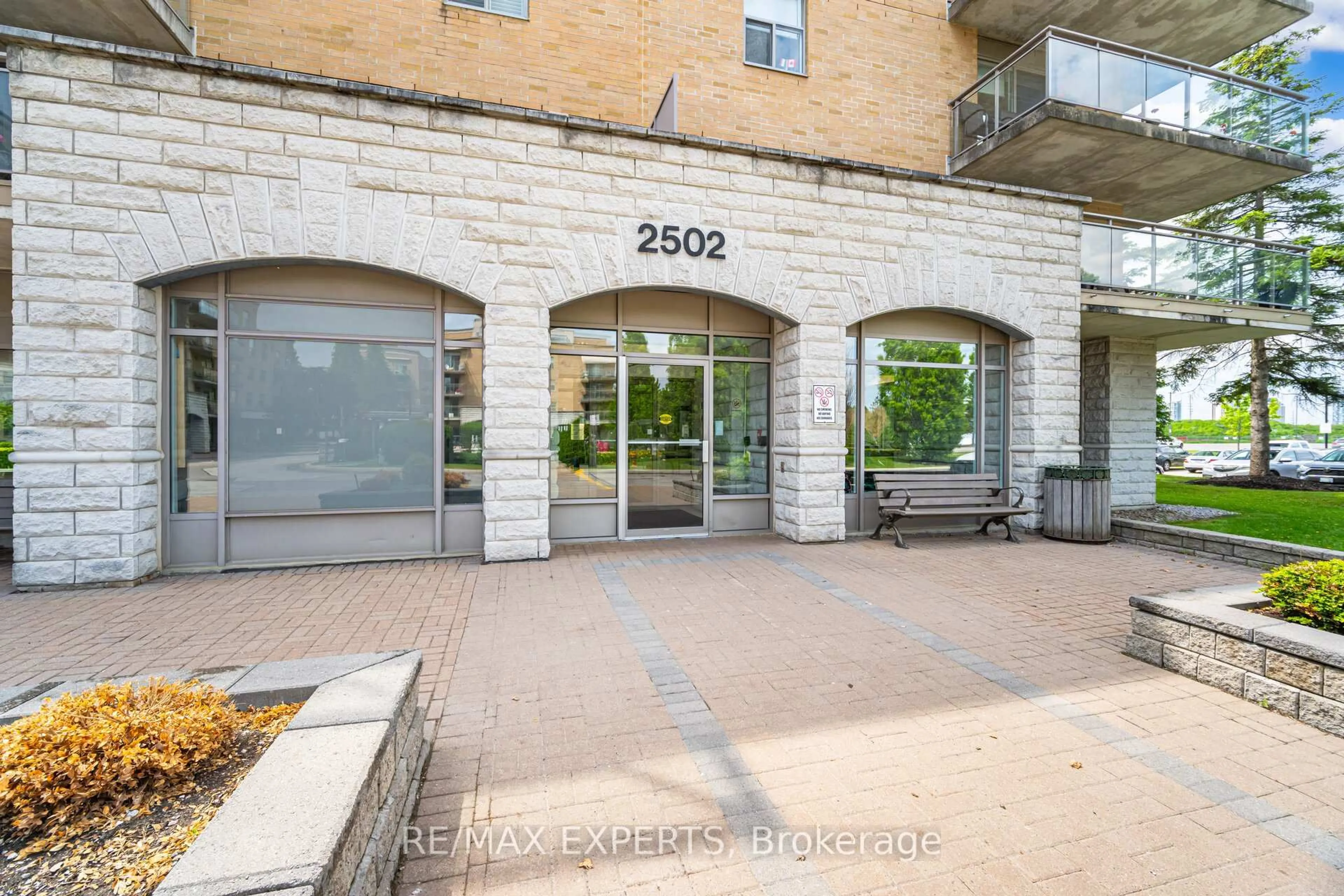 Indoor foyer for 2502 Rutherford Rd #201, Vaughan Ontario L4K 5N6
