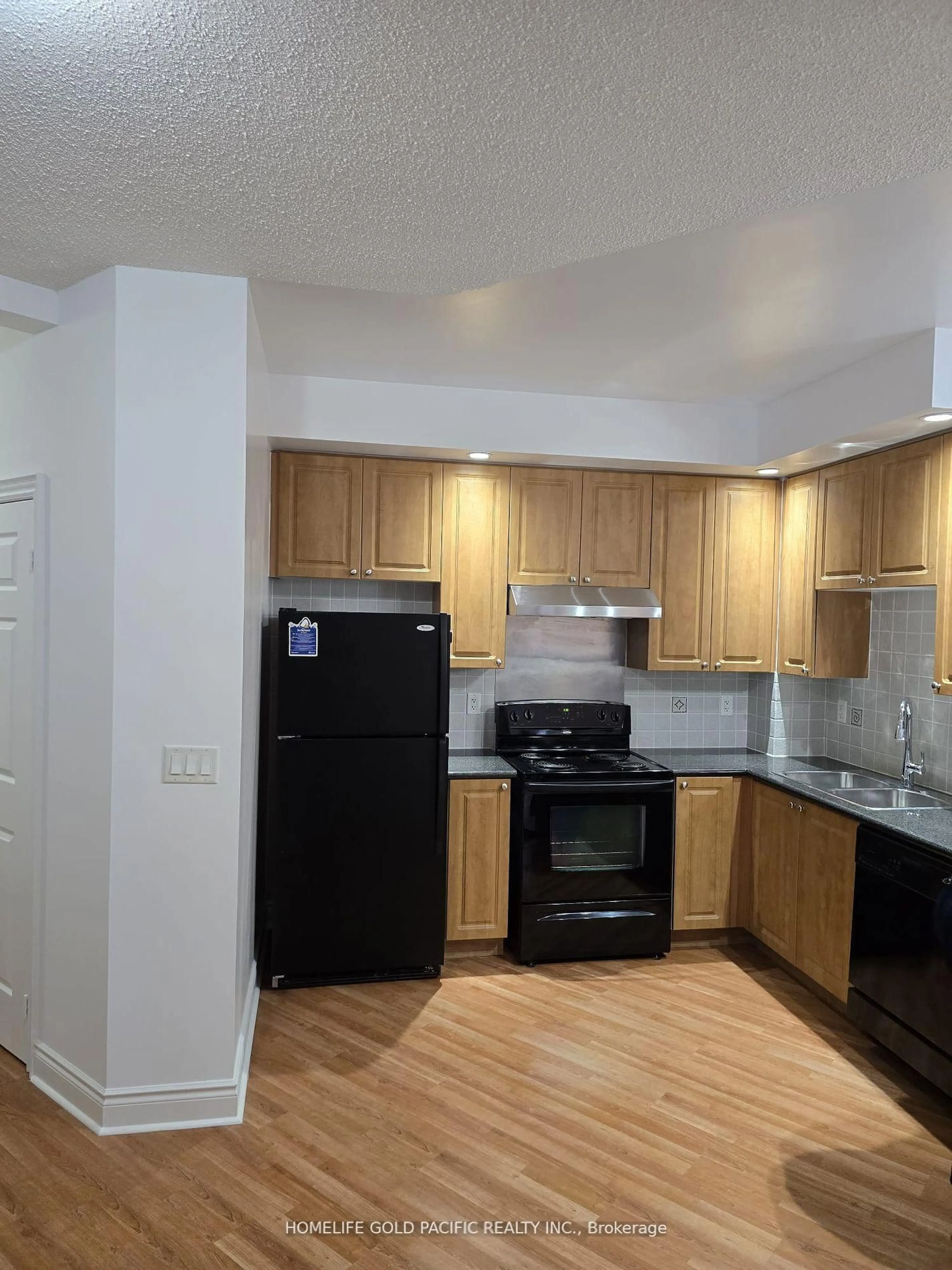Standard kitchen, unknown for 33 Cox Blvd #117, Markham Ontario L3R 8A6