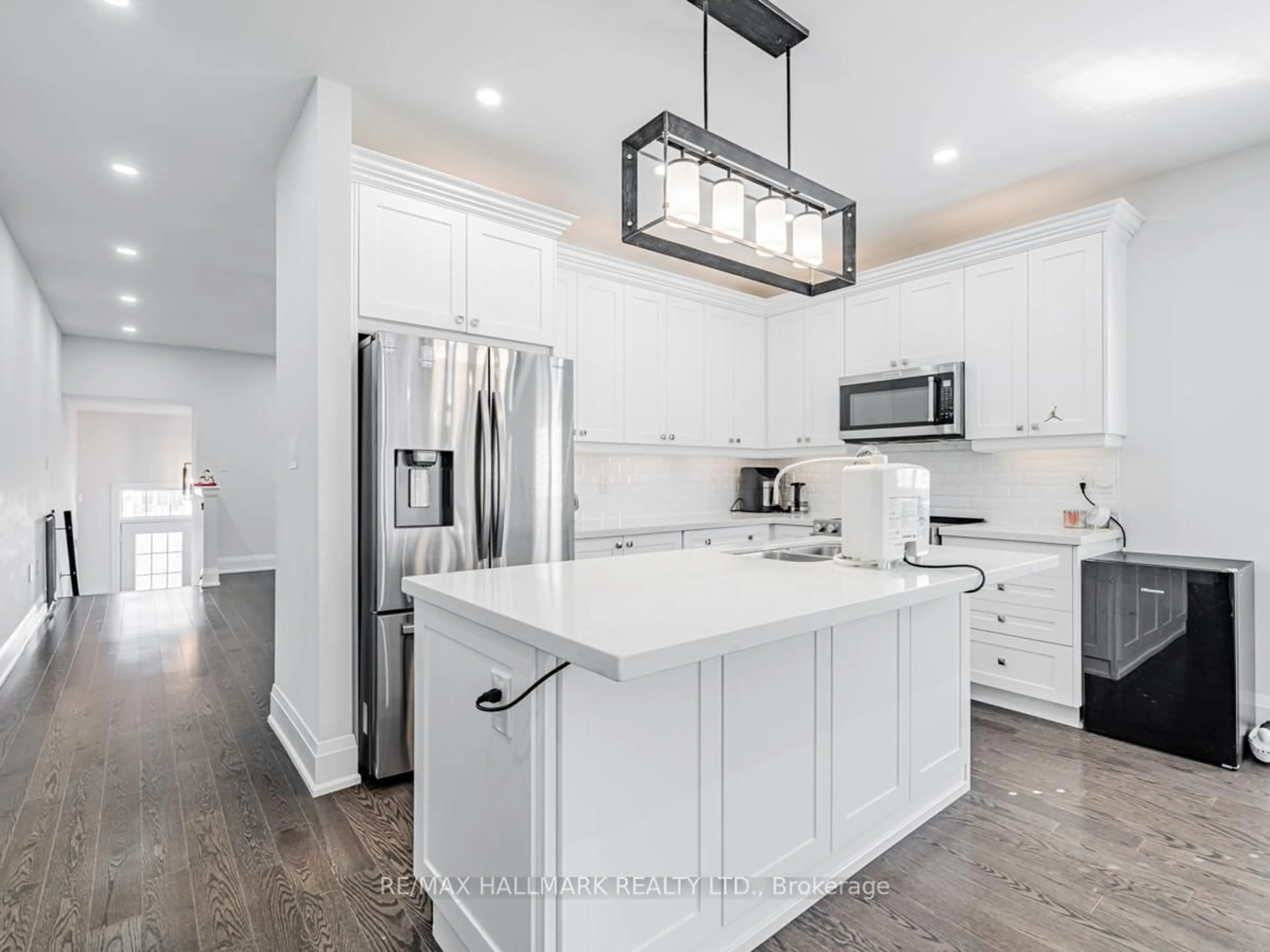 Open concept kitchen, ceramic/tile floor for 1538 Farrow Cres, Innisfil Ontario L9S 0L6