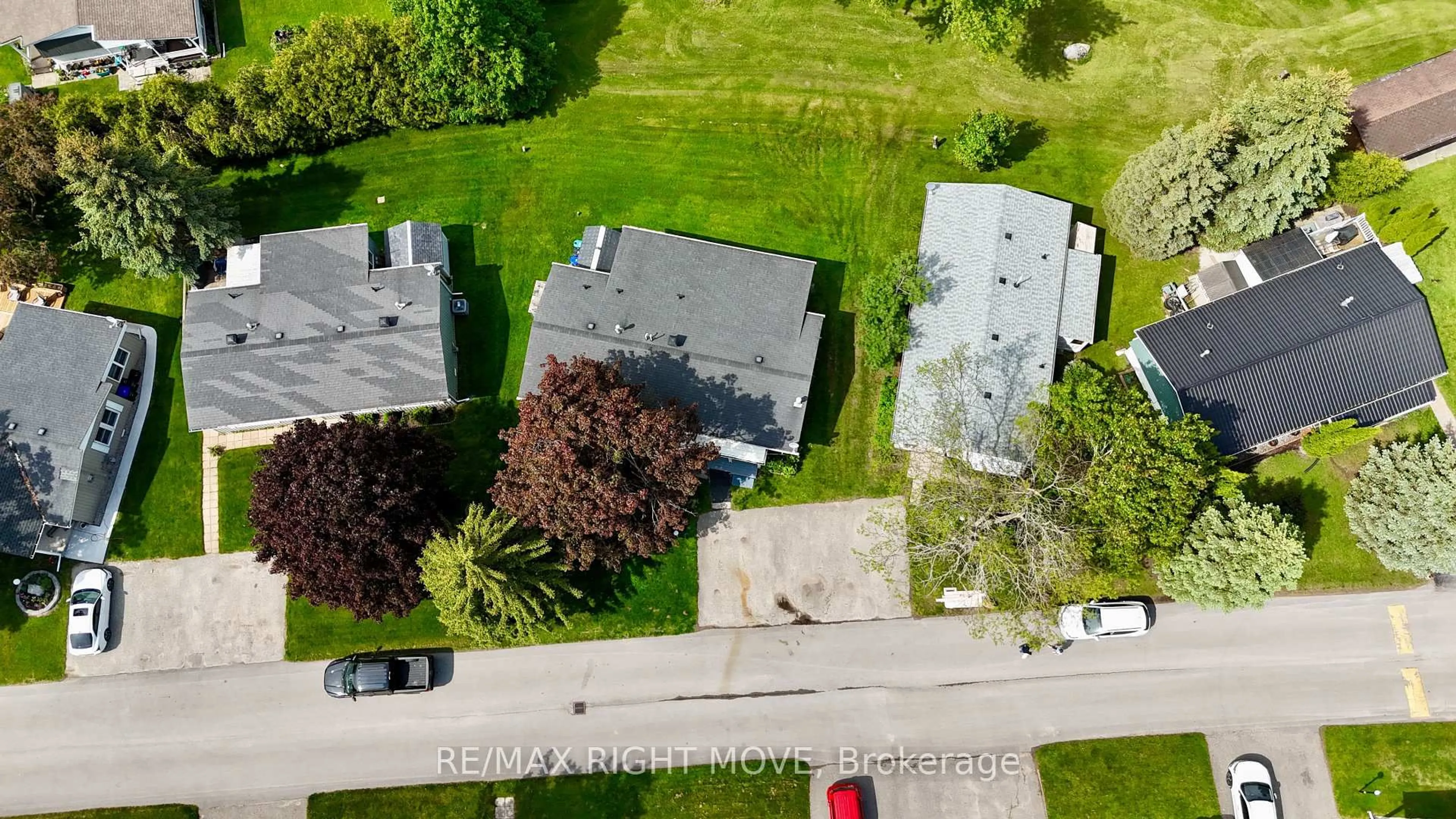 A pic from outside/outdoor area/front of a property/back of a property/a pic from drone, street for 70 linden Lane, Innisfil Ontario L9S 1P2