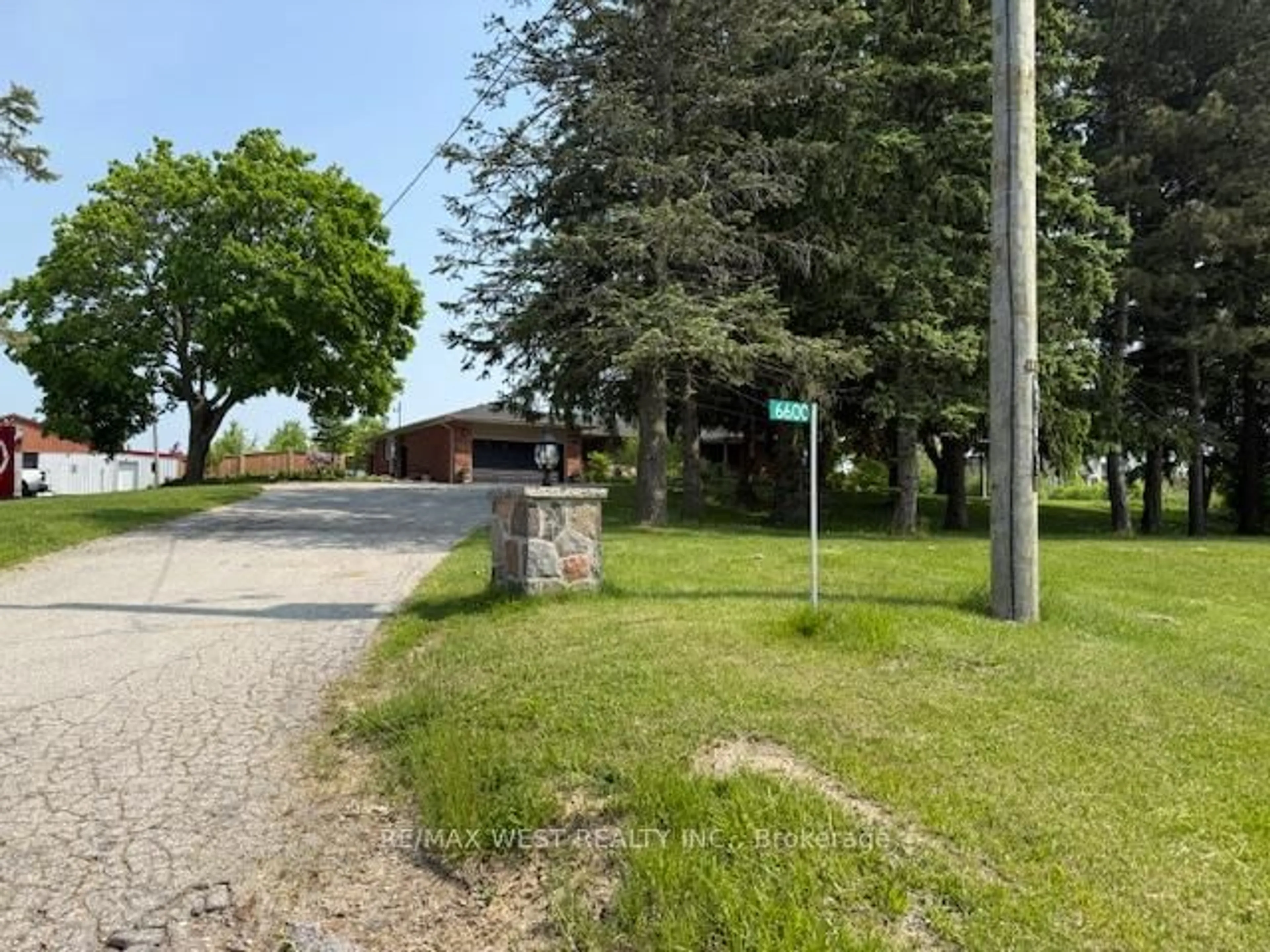 A pic from outside/outdoor area/front of a property/back of a property/a pic from drone, street for 6600 King Vaughan Rd, Vaughan Ontario L0J 1C0
