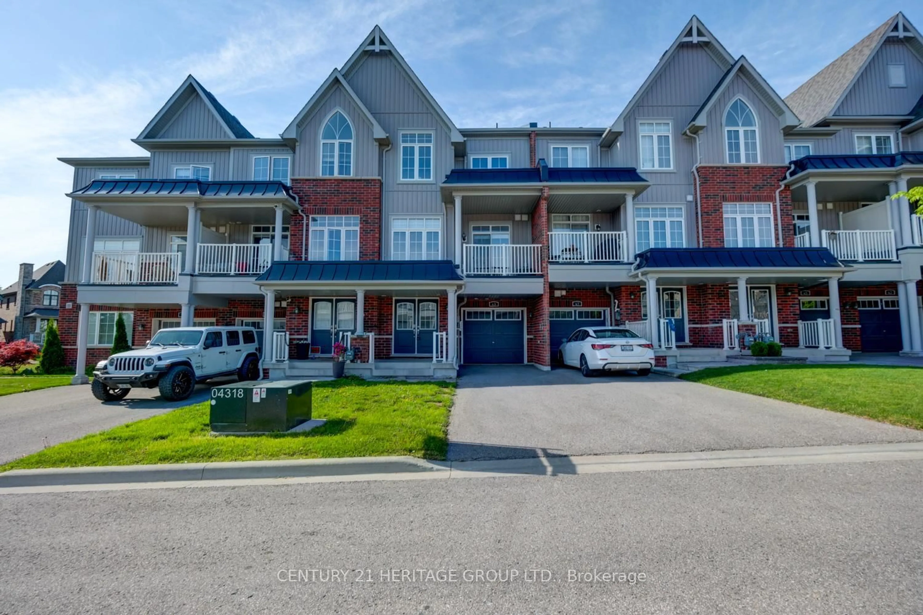 A pic from outside/outdoor area/front of a property/back of a property/a pic from drone, unknown for 49 Blackpool Lane, East Gwillimbury Ontario L0G 1R0