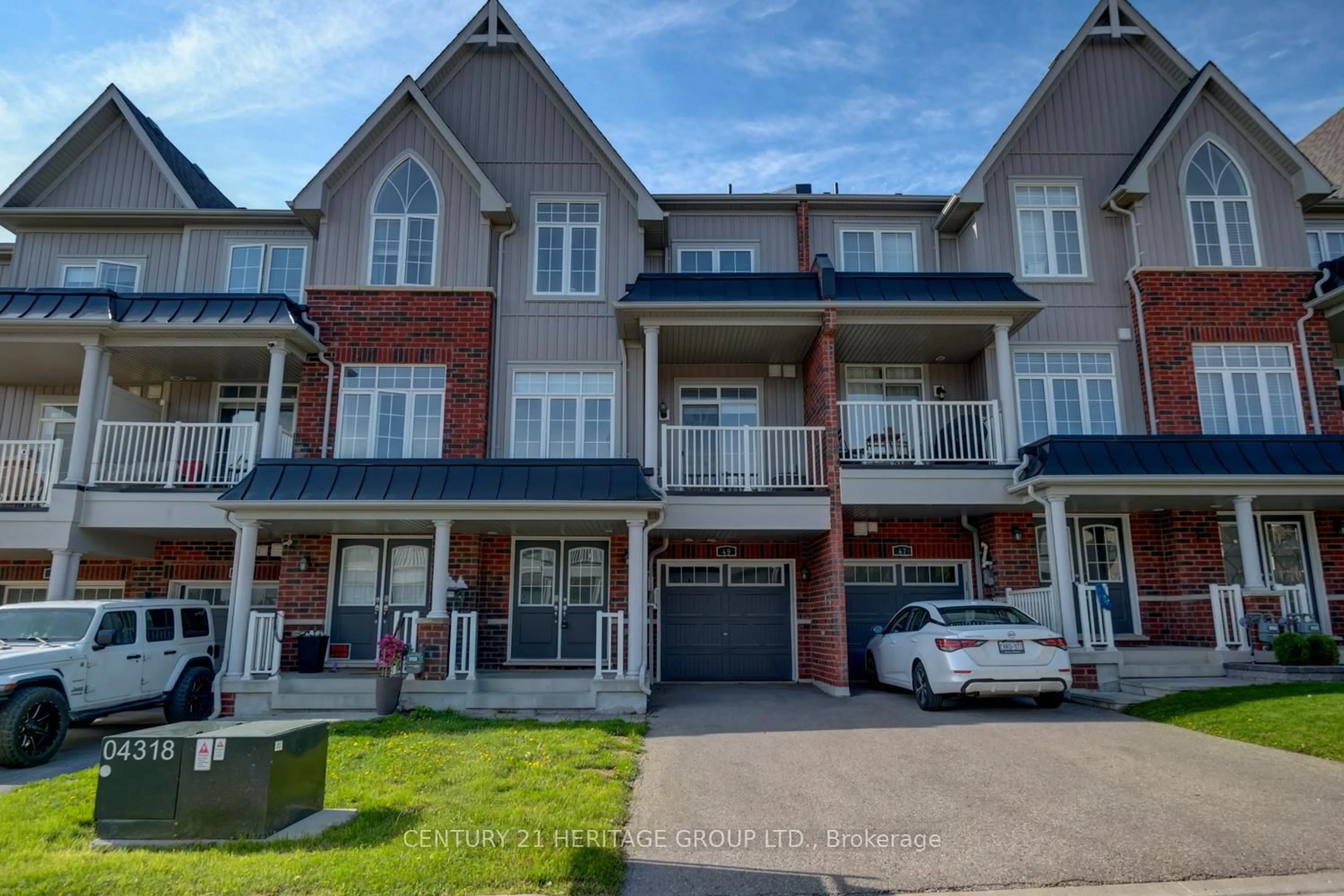 A pic from outside/outdoor area/front of a property/back of a property/a pic from drone, unknown for 49 Blackpool Lane, East Gwillimbury Ontario L0G 1R0