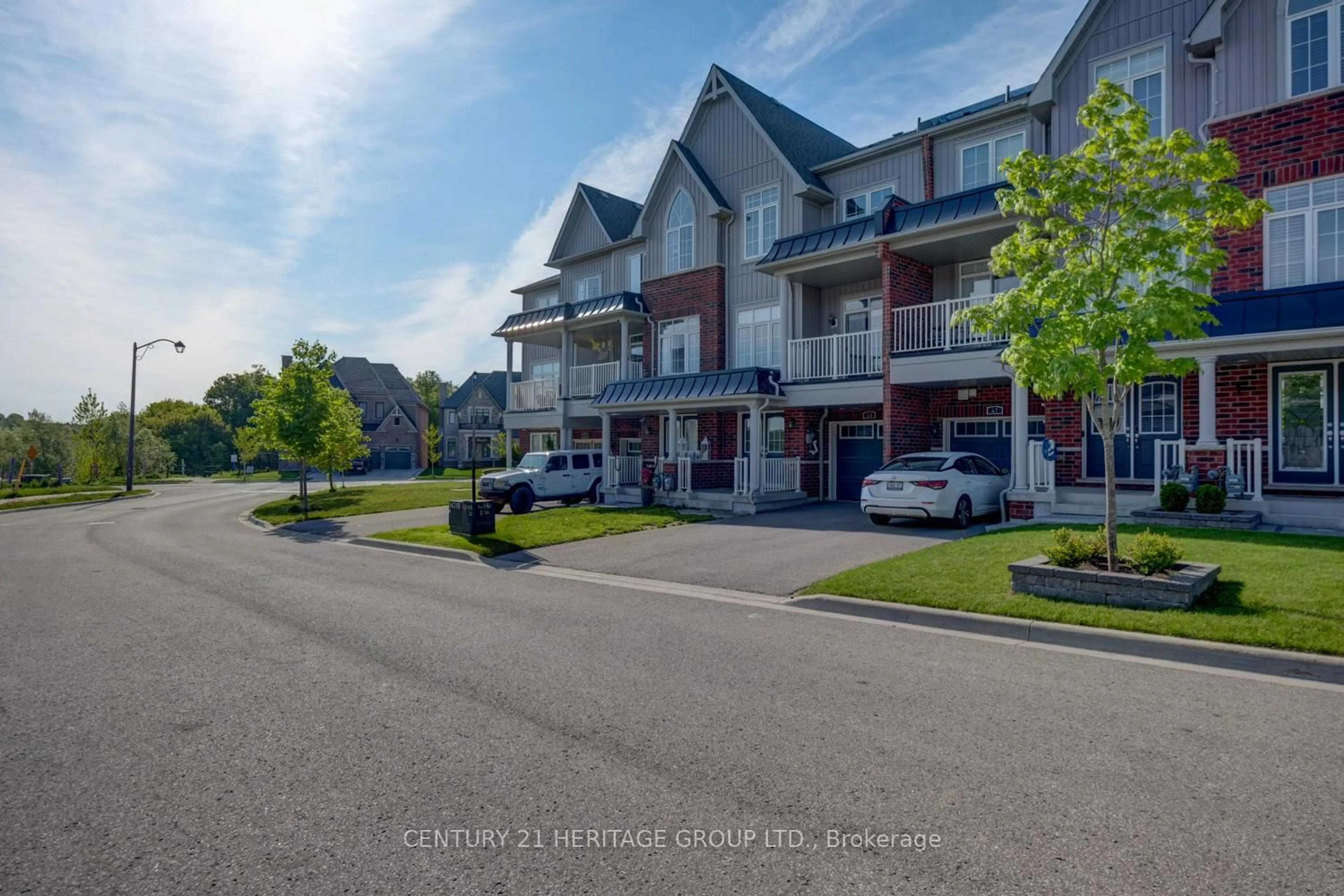 A pic from outside/outdoor area/front of a property/back of a property/a pic from drone, street for 49 Blackpool Lane, East Gwillimbury Ontario L0G 1R0