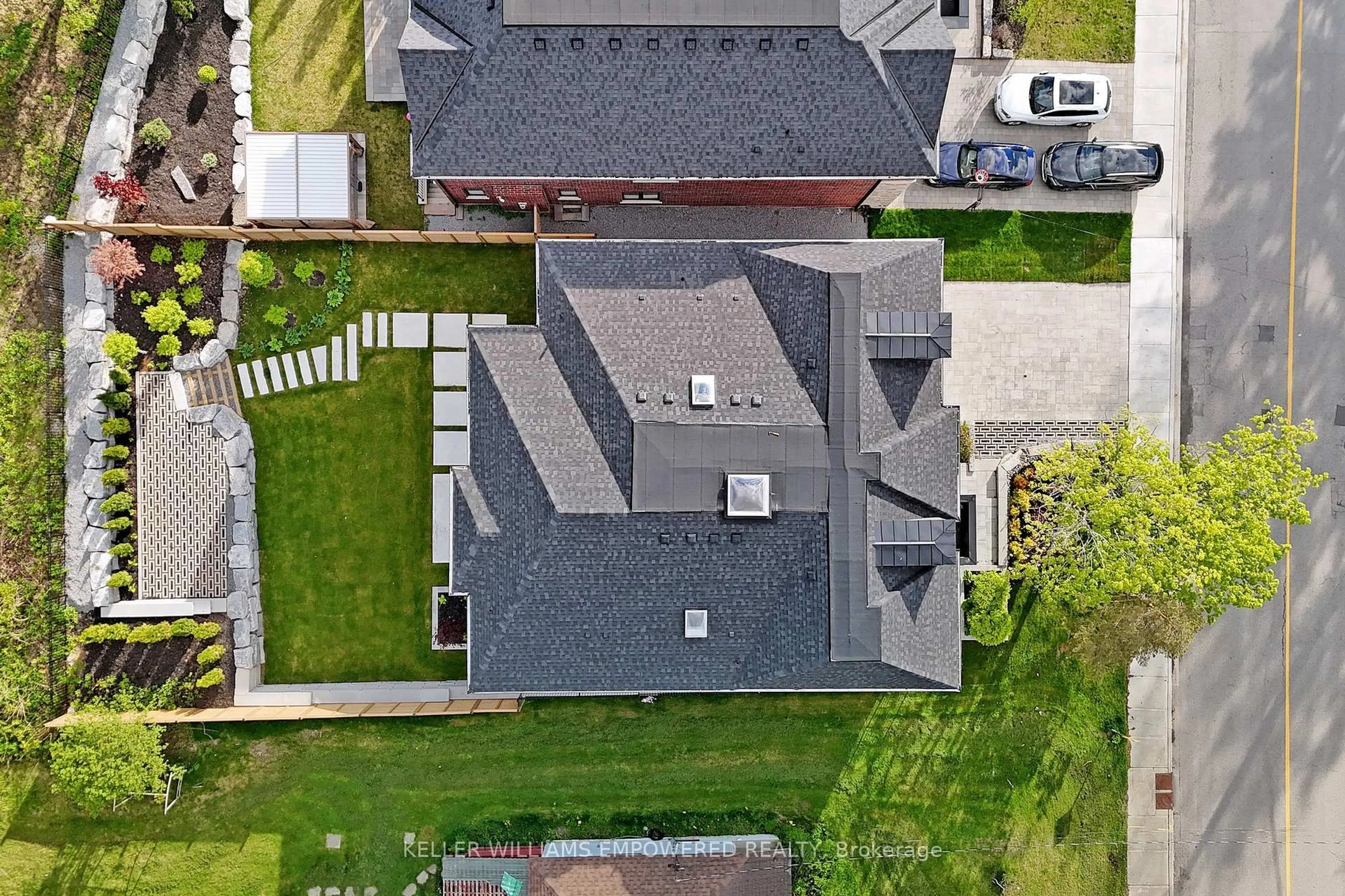 A pic from outside/outdoor area/front of a property/back of a property/a pic from drone, street for 69 Snively St, Richmond Hill Ontario L4E 3E7