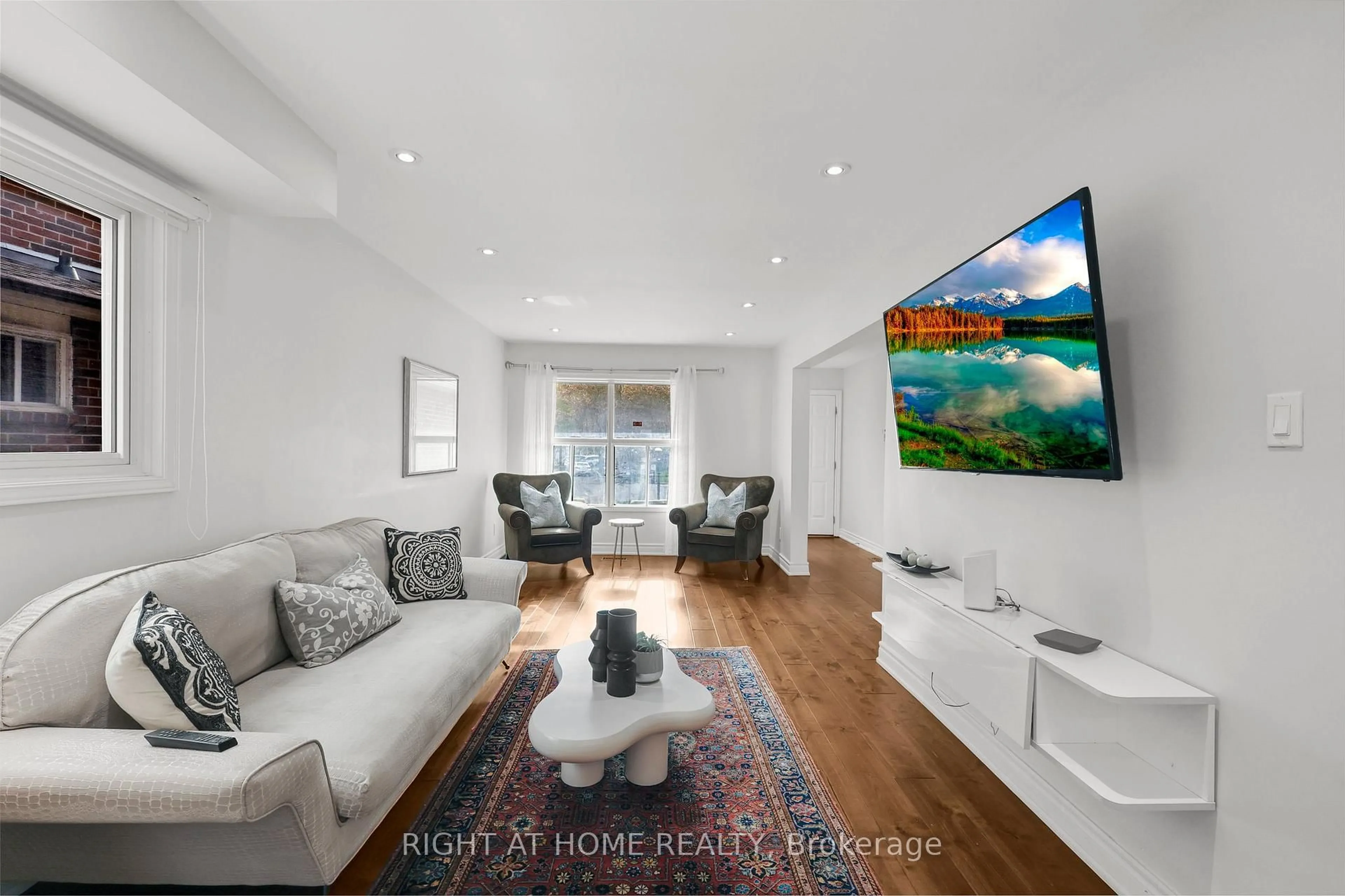 Living room with furniture, wood/laminate floor for 21 Spragg Circ, Markham Ontario L3P 5W1
