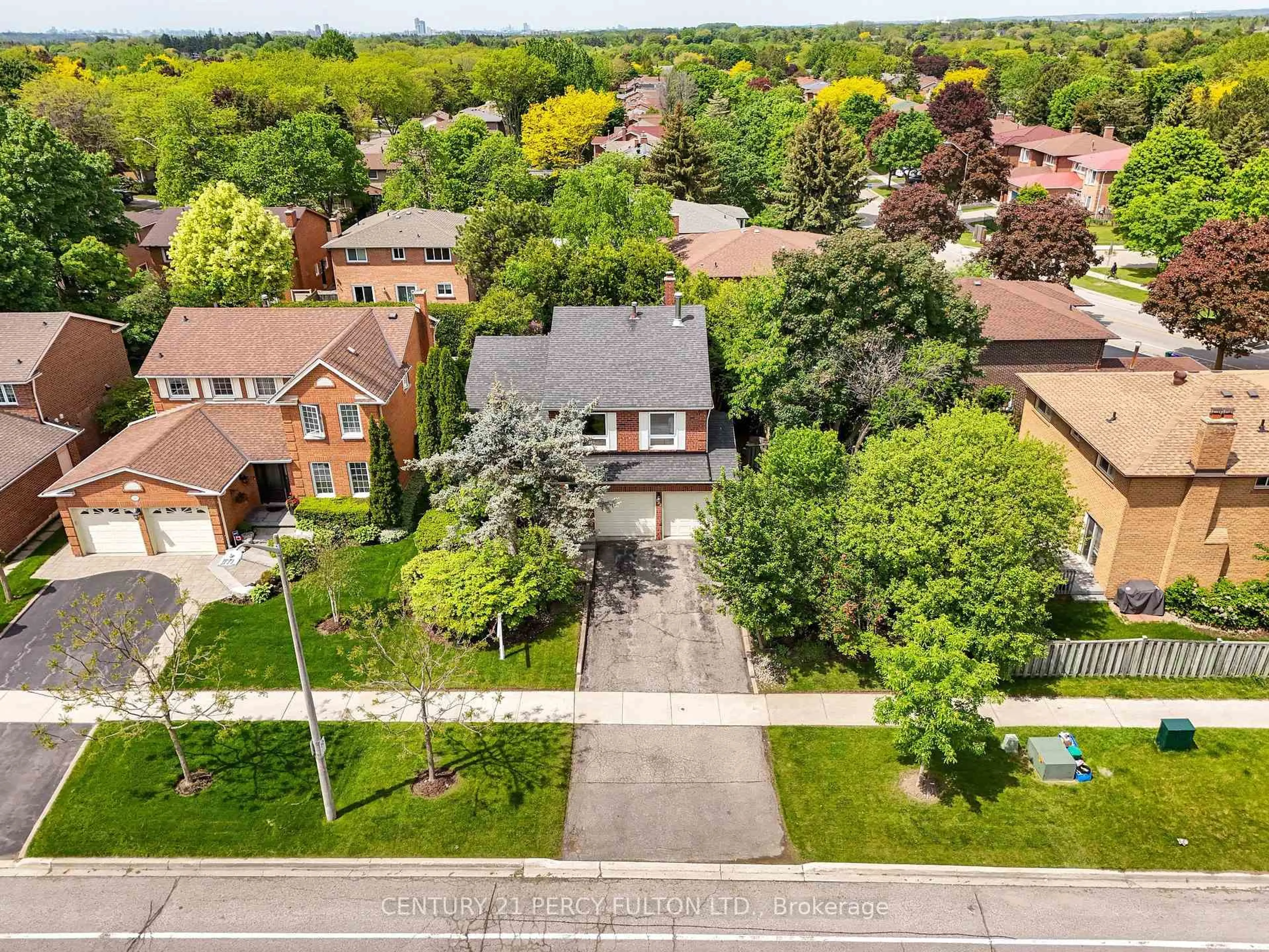 A pic from outside/outdoor area/front of a property/back of a property/a pic from drone, street for 122 Wootten Way, Markham Ontario L3P 4C6