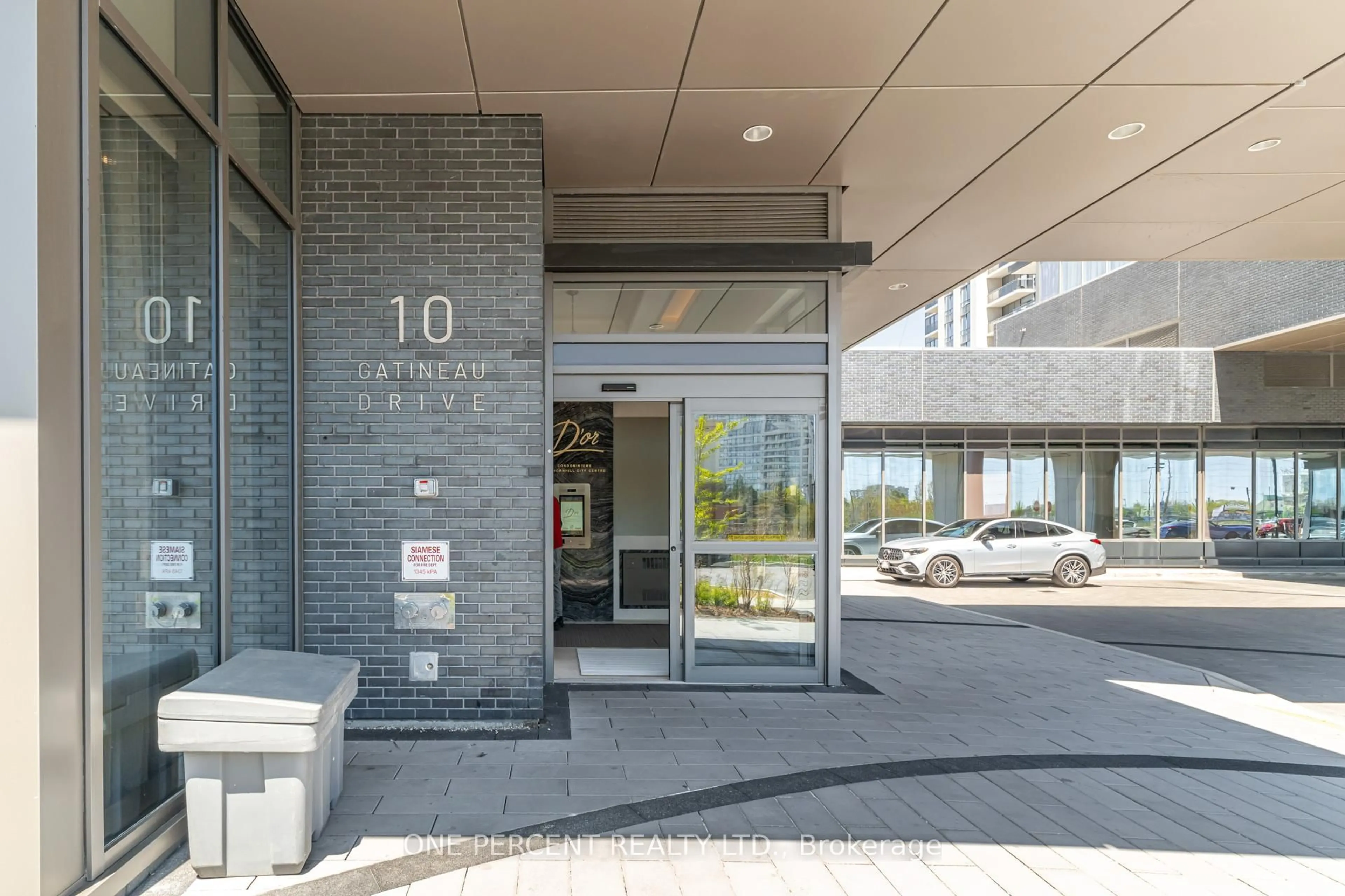 Indoor foyer for 10 Gatineau Dr #615, Vaughan Ontario L4J 0L3