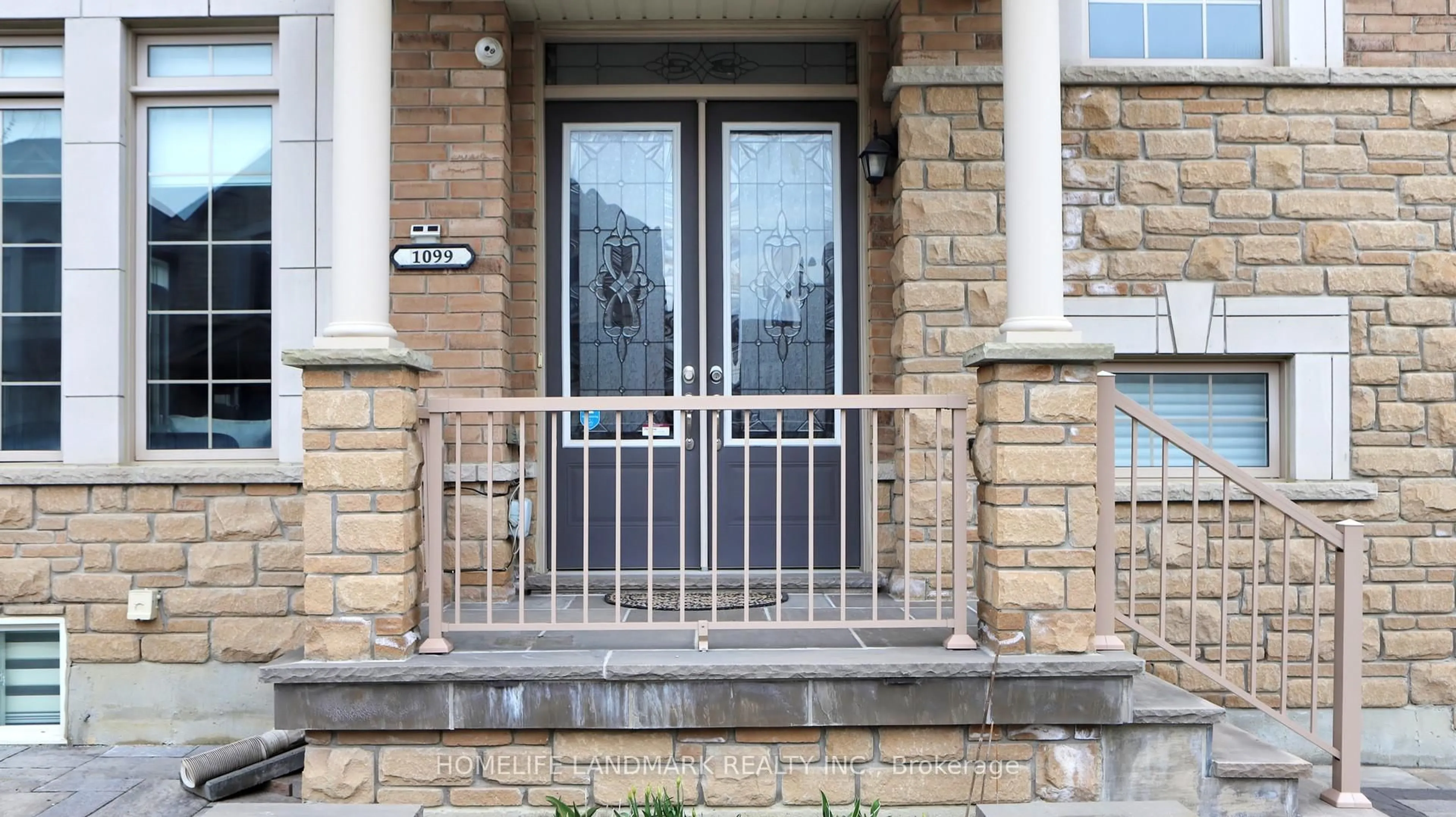 Indoor entryway for 1099 Grainger Tr, Newmarket Ontario L3X 0G6