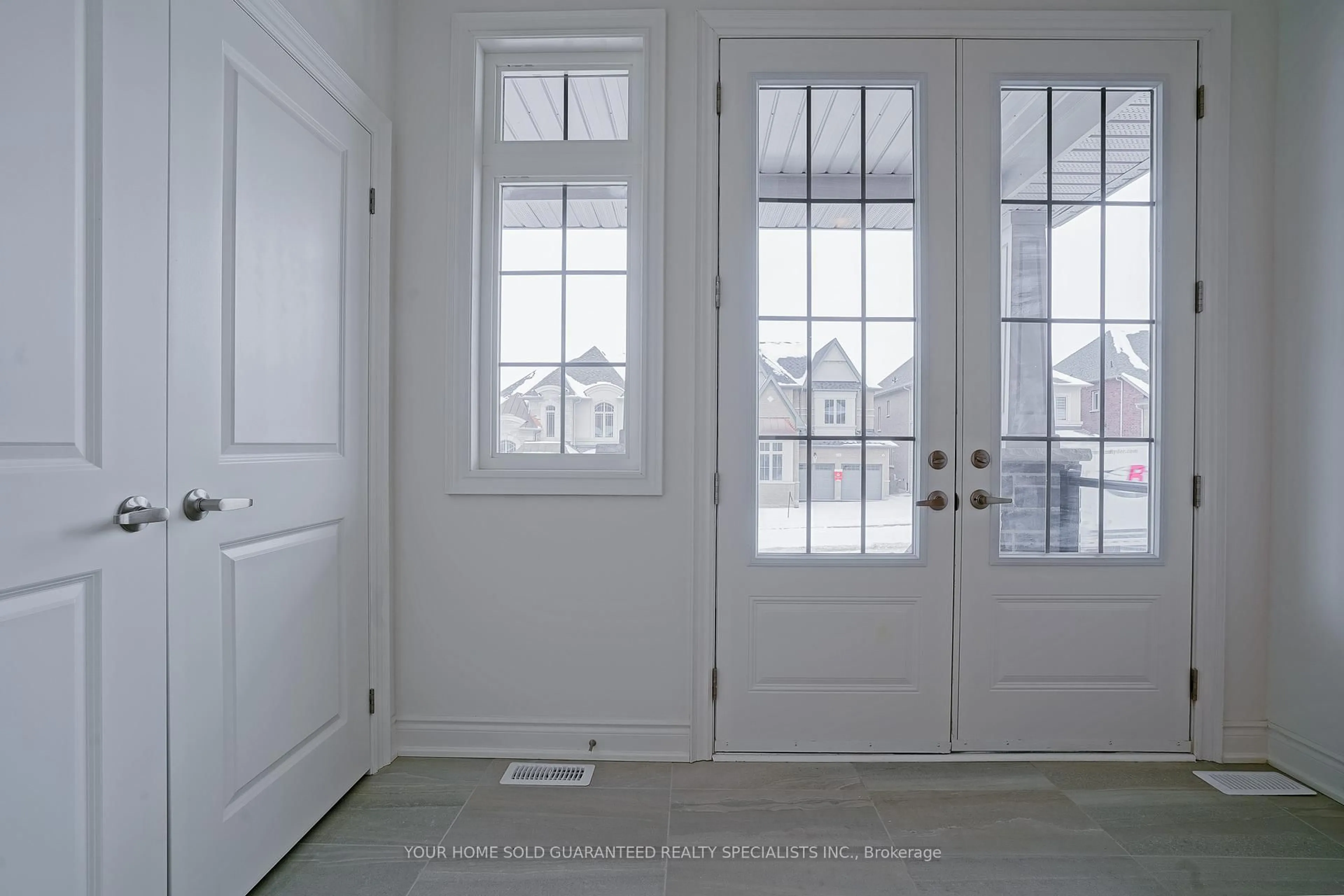 Indoor entryway for 153 Rowe St, Bradford West Gwillimbury Ontario L0G 1B0