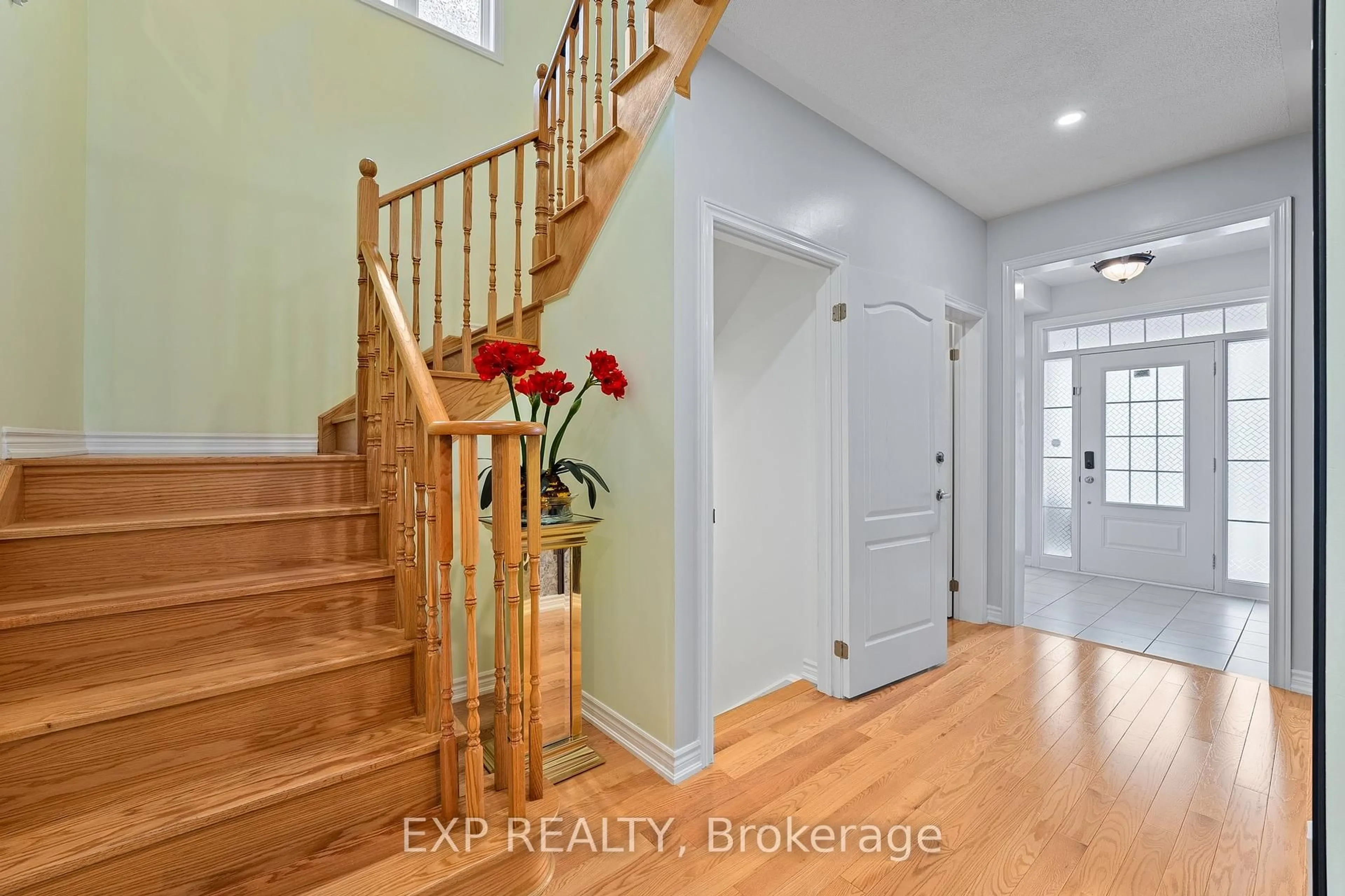 Indoor entryway for 26 Pietrowski Dr, Georgina Ontario L4P 1J5