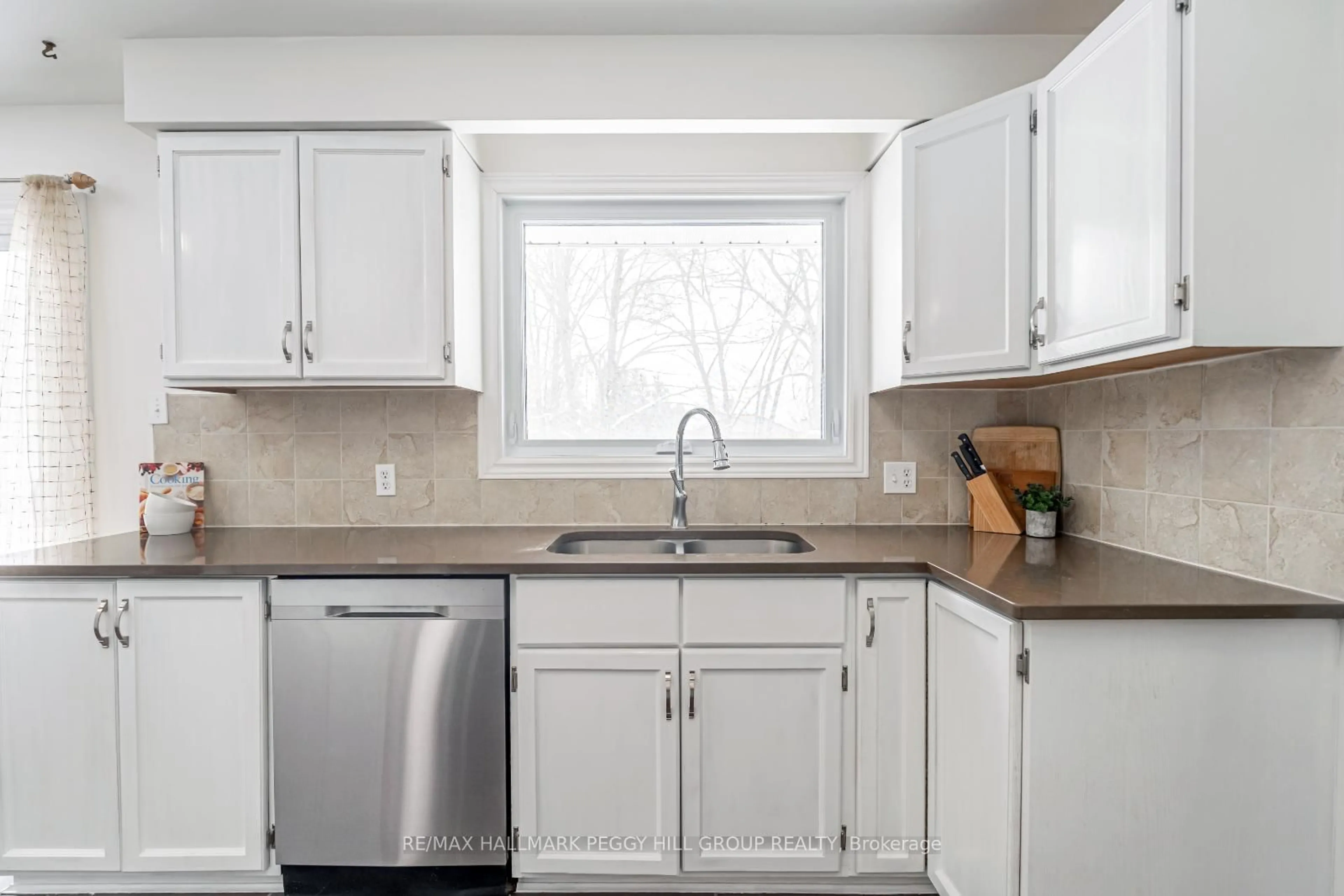 Standard kitchen, ceramic/tile floor for 5853 Yonge St, Innisfil Ontario L0L 1K0