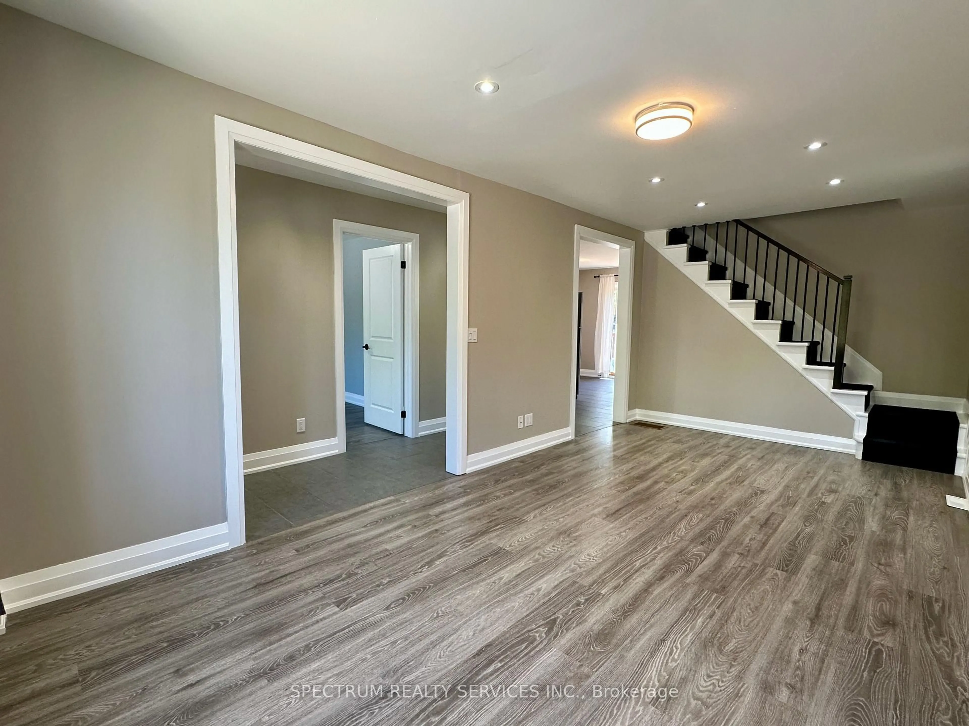 Indoor entryway for 36 Queen St, New Tecumseth Ontario L0G 1W0