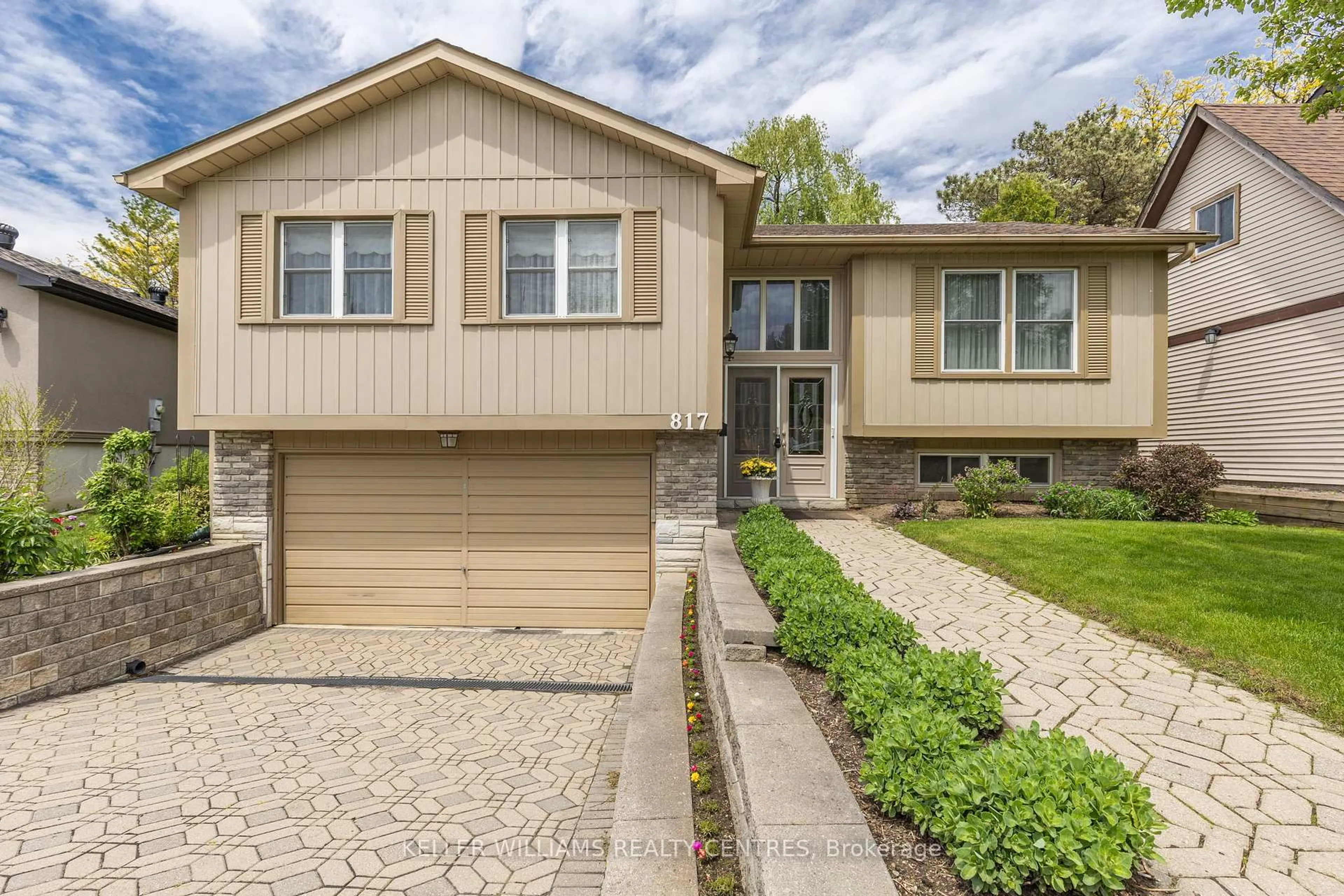 Home with vinyl exterior material, street for 817 Elgin St, Newmarket Ontario L3Y 3B9