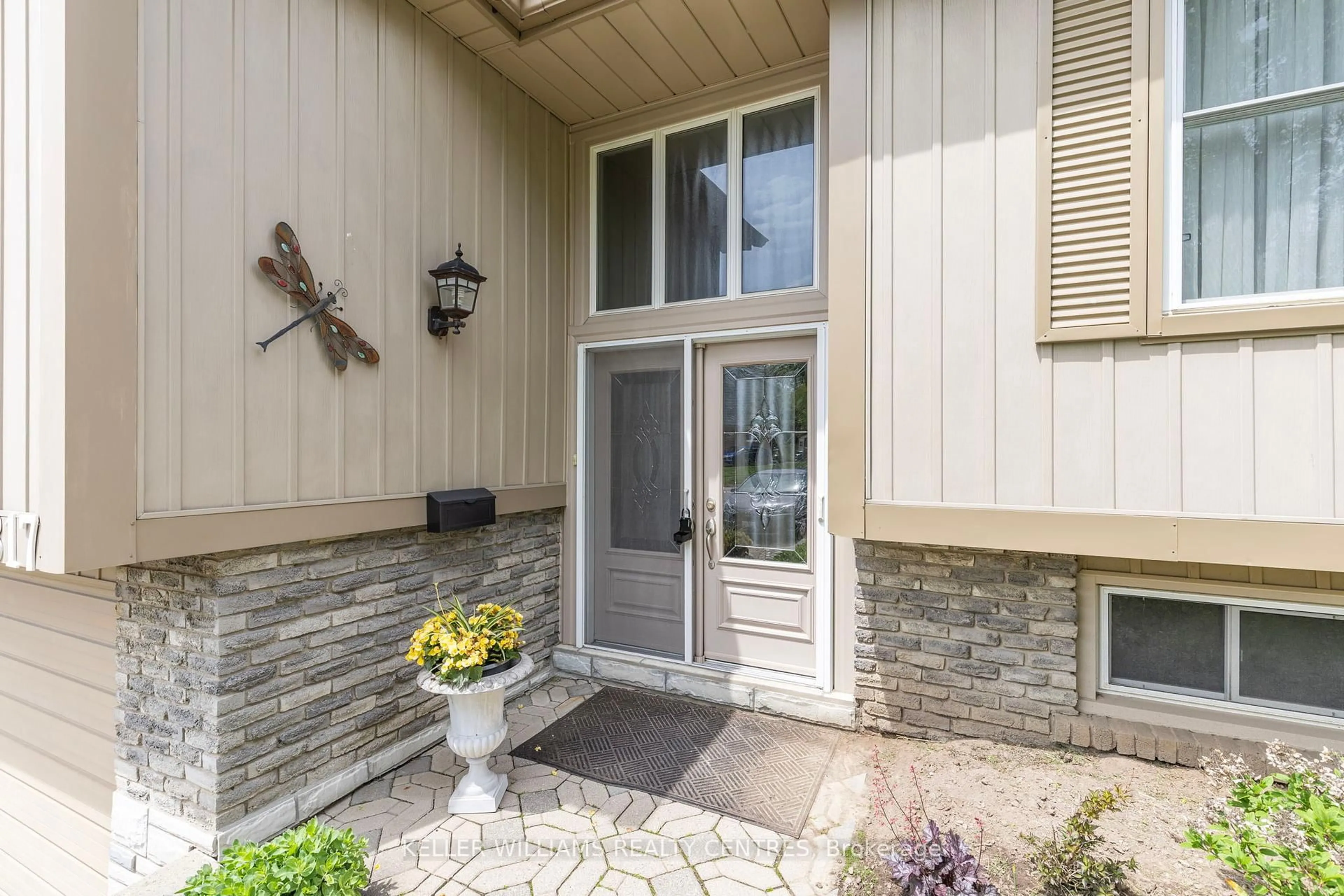 Indoor entryway for 817 Elgin St, Newmarket Ontario L3Y 3B9