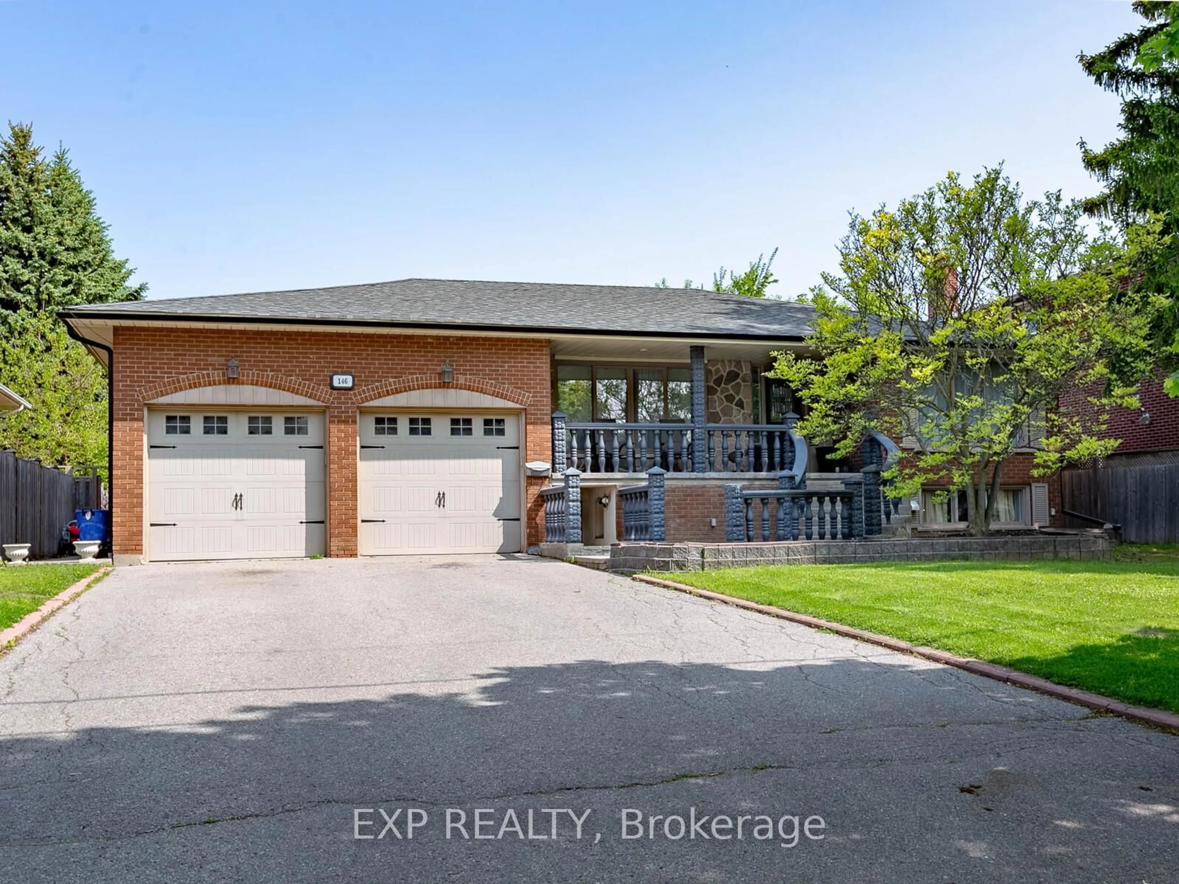 A pic from outside/outdoor area/front of a property/back of a property/a pic from drone, street for 146 Weldrick Rd, Richmond Hill Ontario L4C 3V1