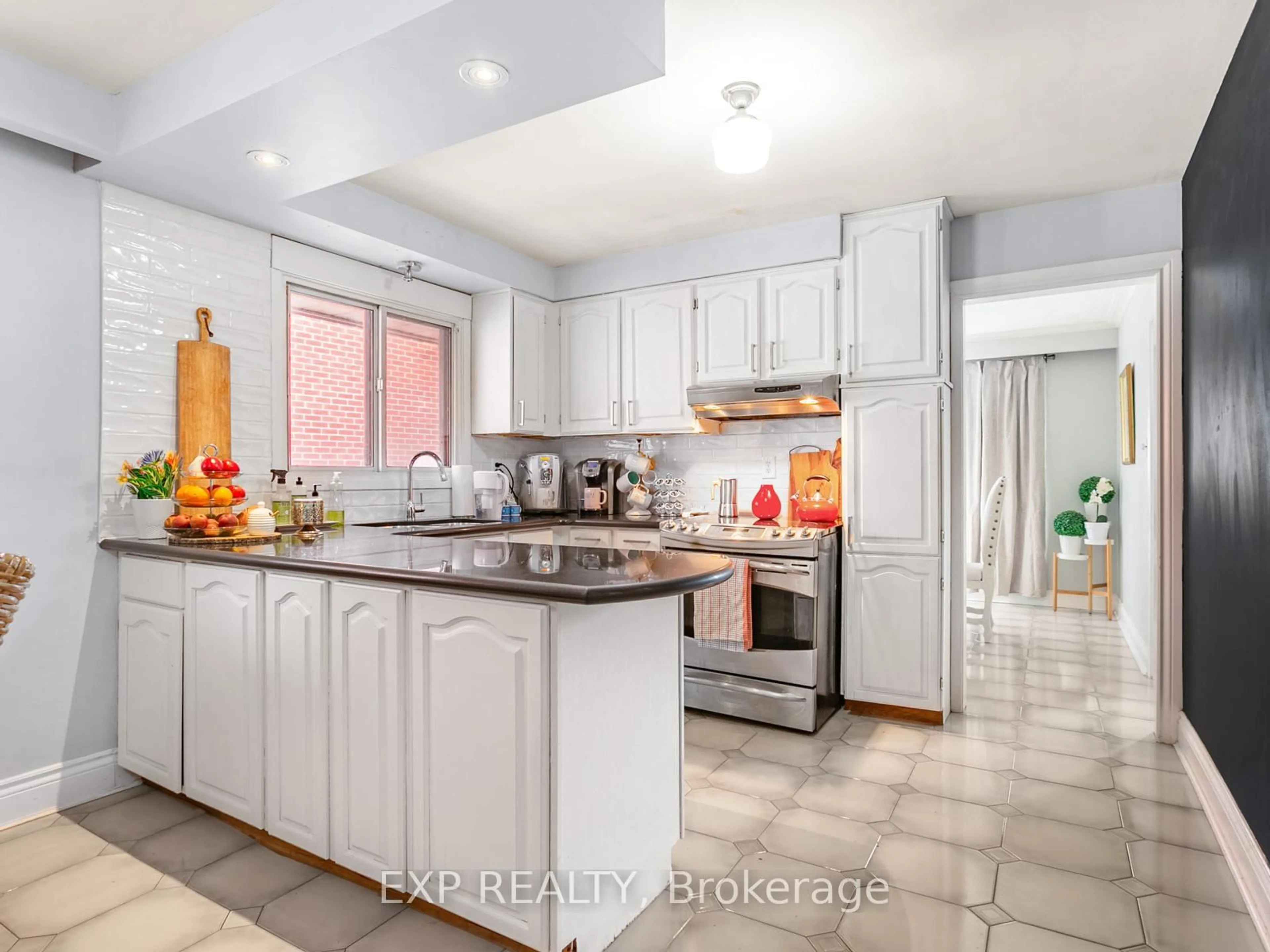 Open concept kitchen, ceramic/tile floor for 146 Weldrick Rd, Richmond Hill Ontario L4C 3V1