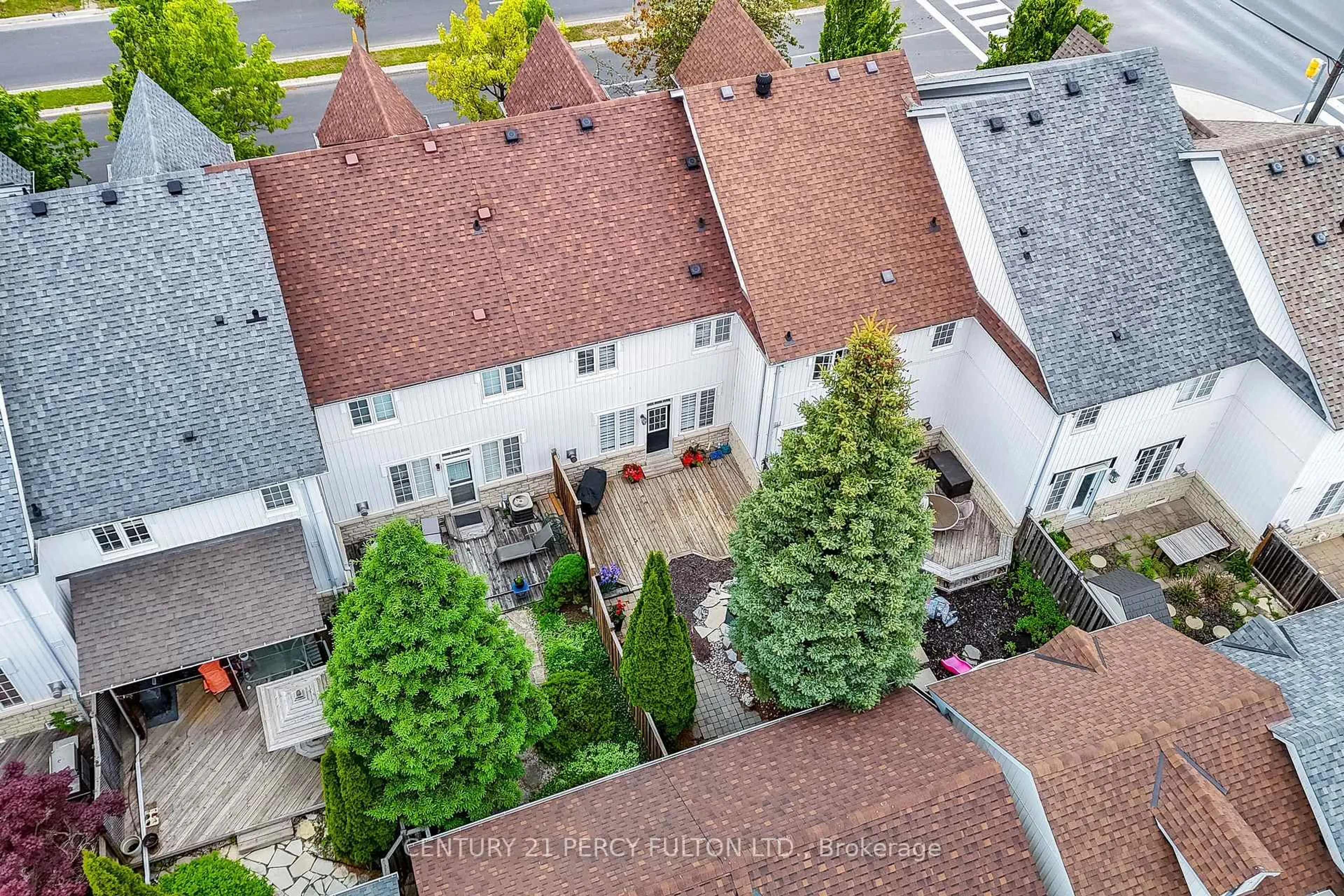 A pic from outside/outdoor area/front of a property/back of a property/a pic from drone, street for 131 The Fairways N/A, Markham Ontario L6C 2A7
