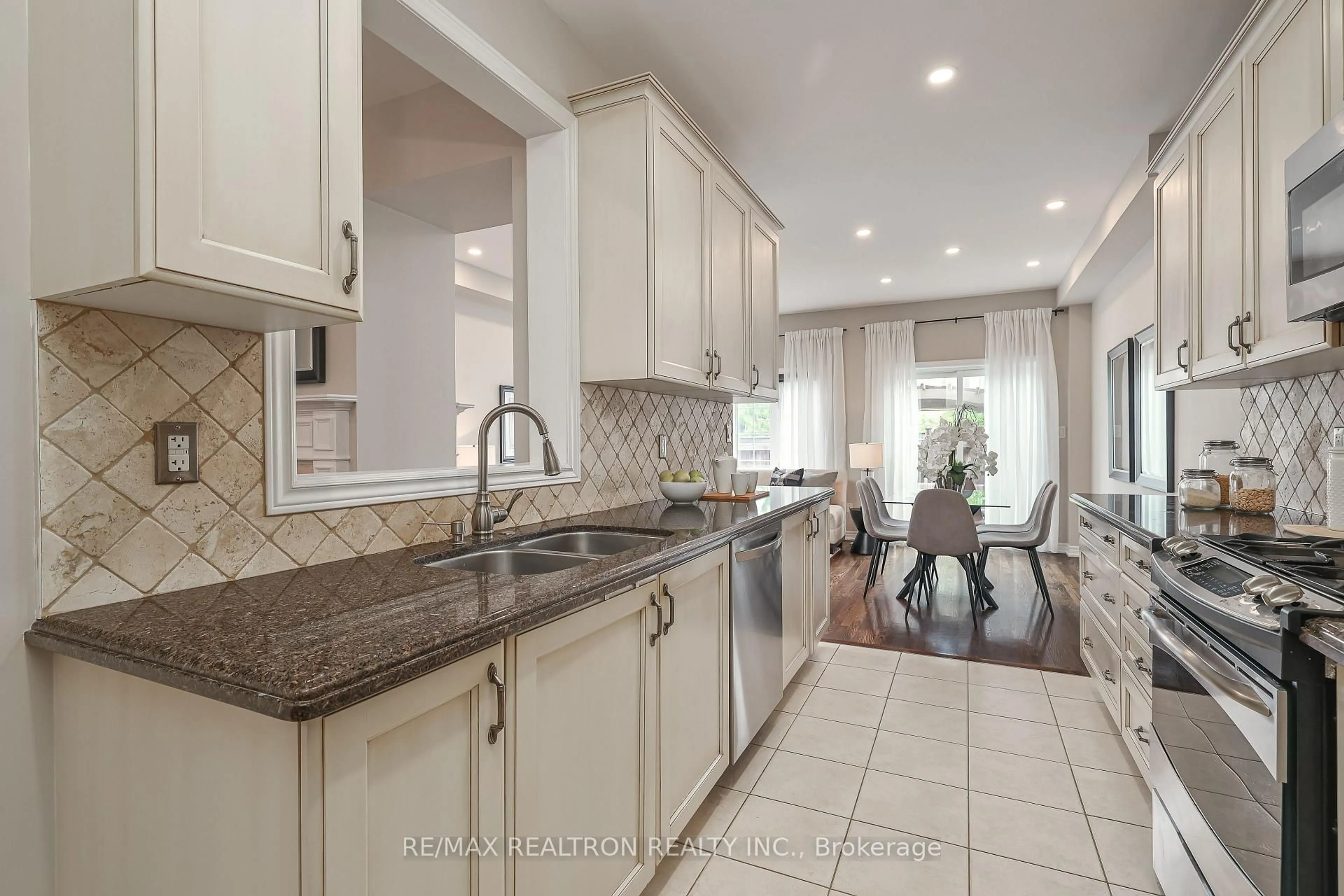 Open concept kitchen, ceramic/tile floor for 18 Lady Loretta Lane, Vaughan Ontario L6A 4G3