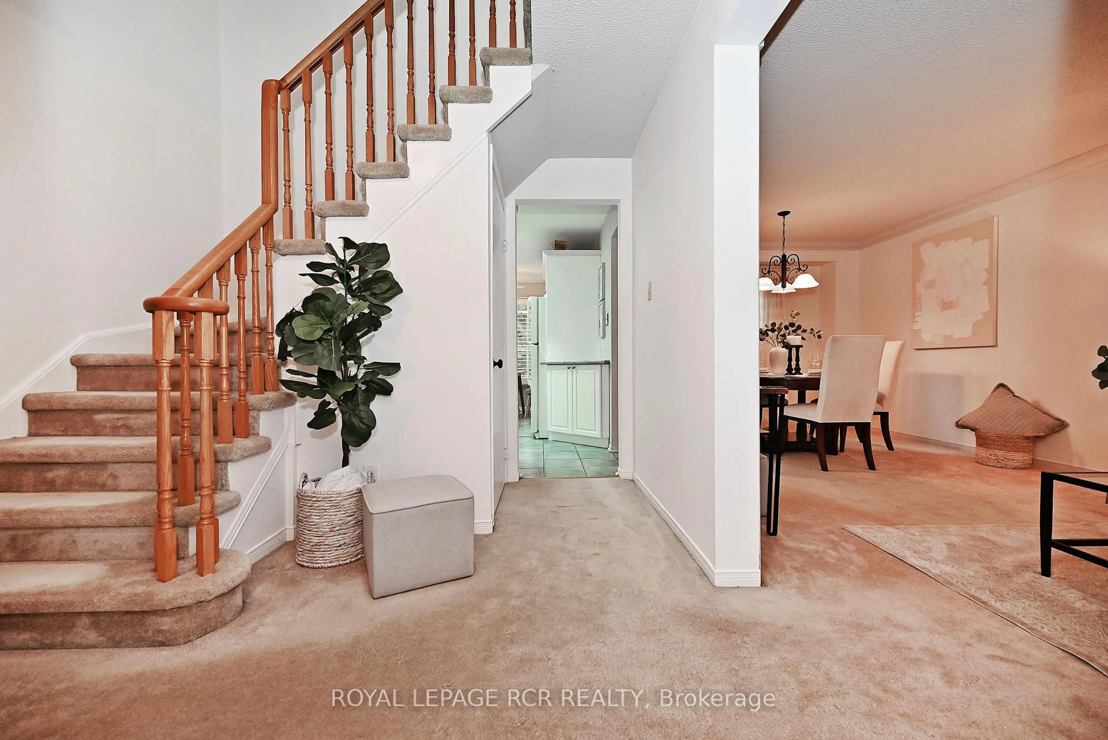 Indoor entryway for 15 Meadowood Dr, Aurora Ontario L4G 4T2