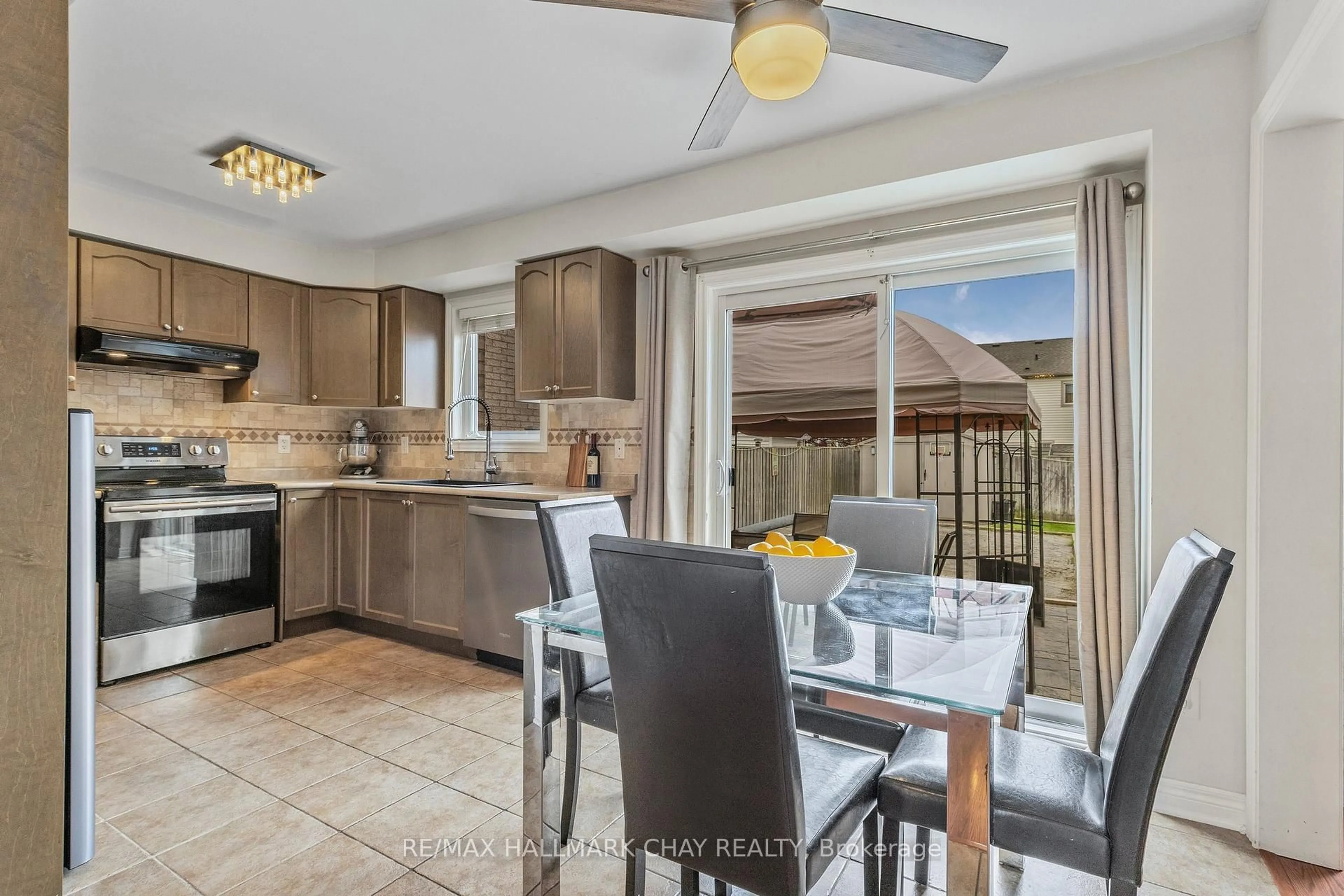 Open concept kitchen, ceramic/tile floor for 6 Booth St, Bradford West Gwillimbury Ontario L3Z 0A3