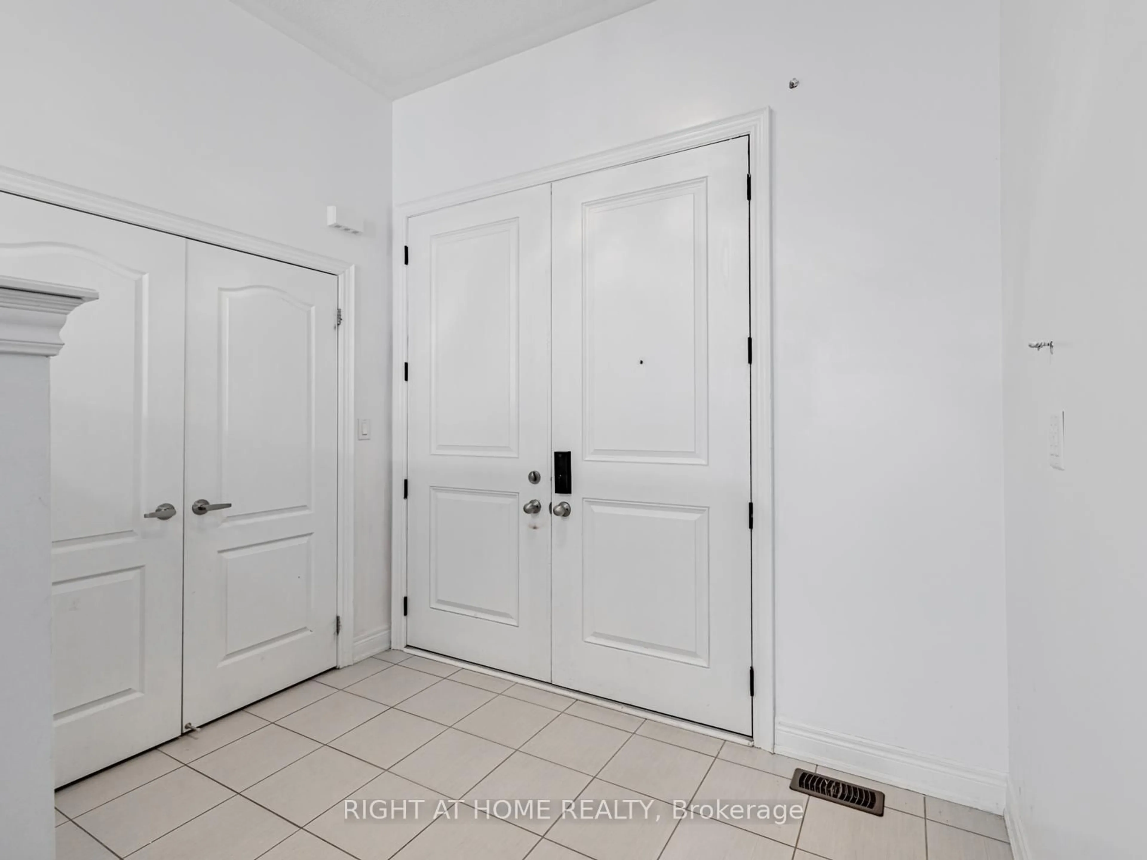 Indoor entryway for 214 Stevenson Cres, Bradford West Gwillimbury Ontario L3Z 0T1