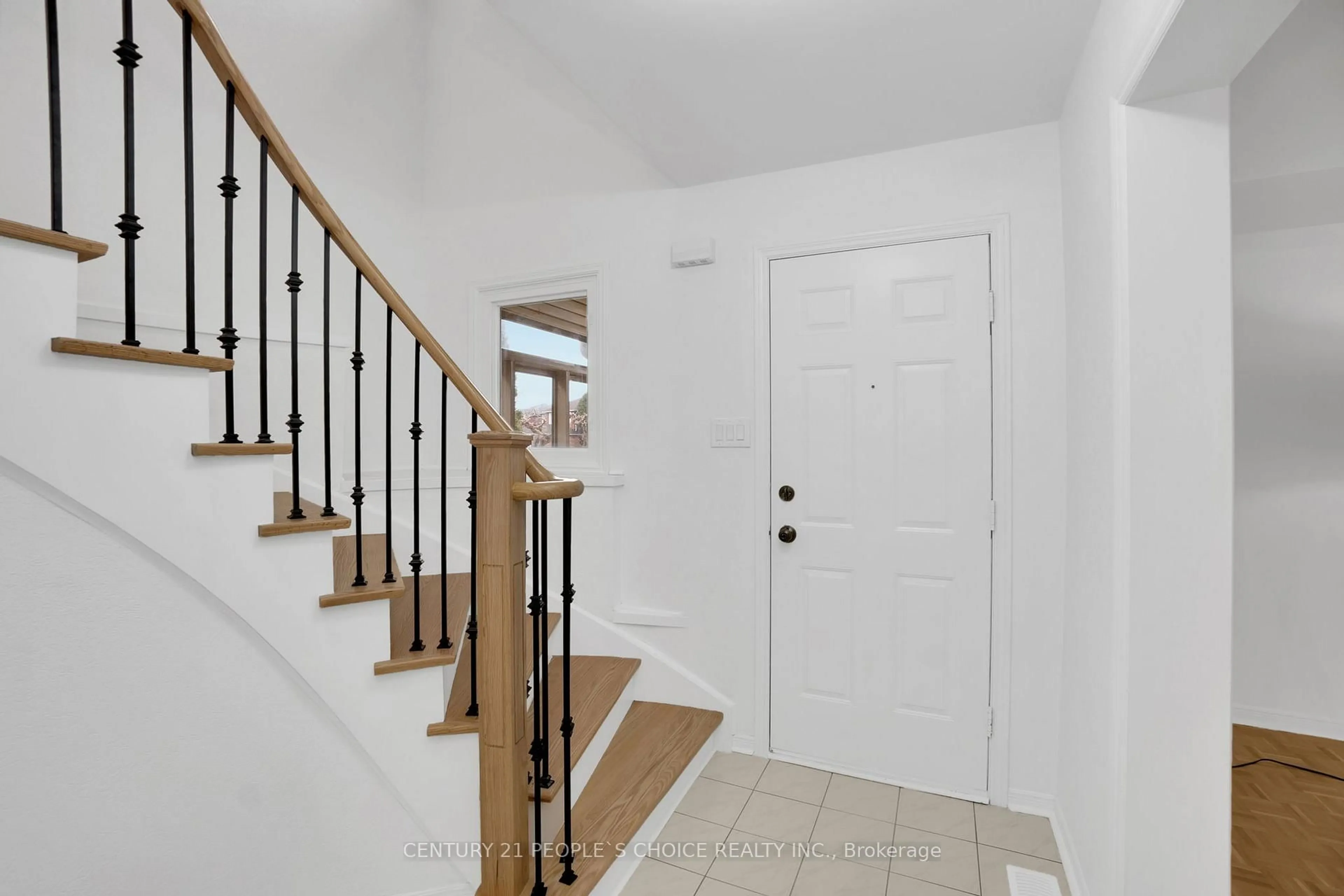 Indoor entryway for 71 links Rd, Vaughan Ontario L6A 1L4