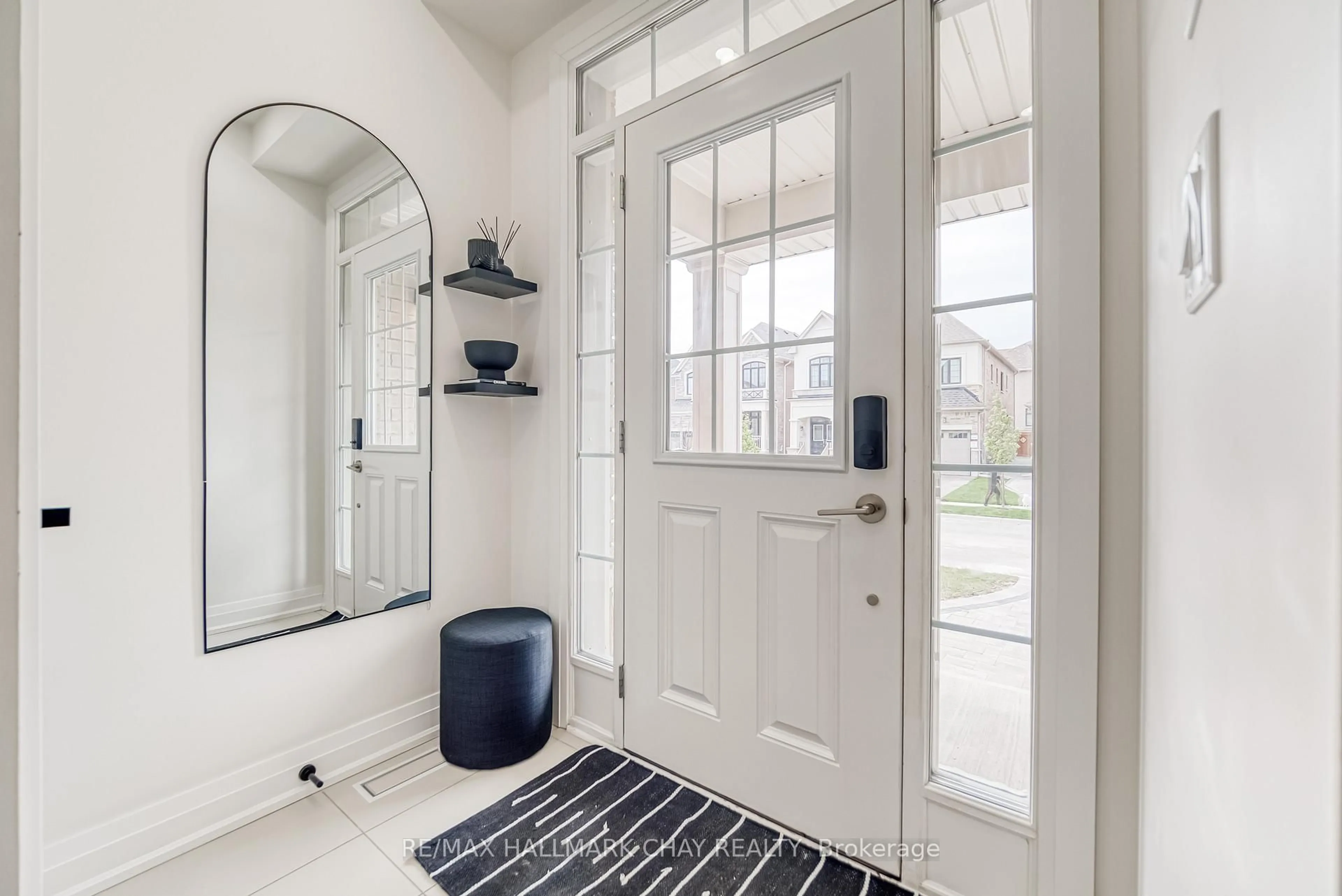 Indoor entryway for 24 Tremoy Rd, East Gwillimbury Ontario L9N 0T2