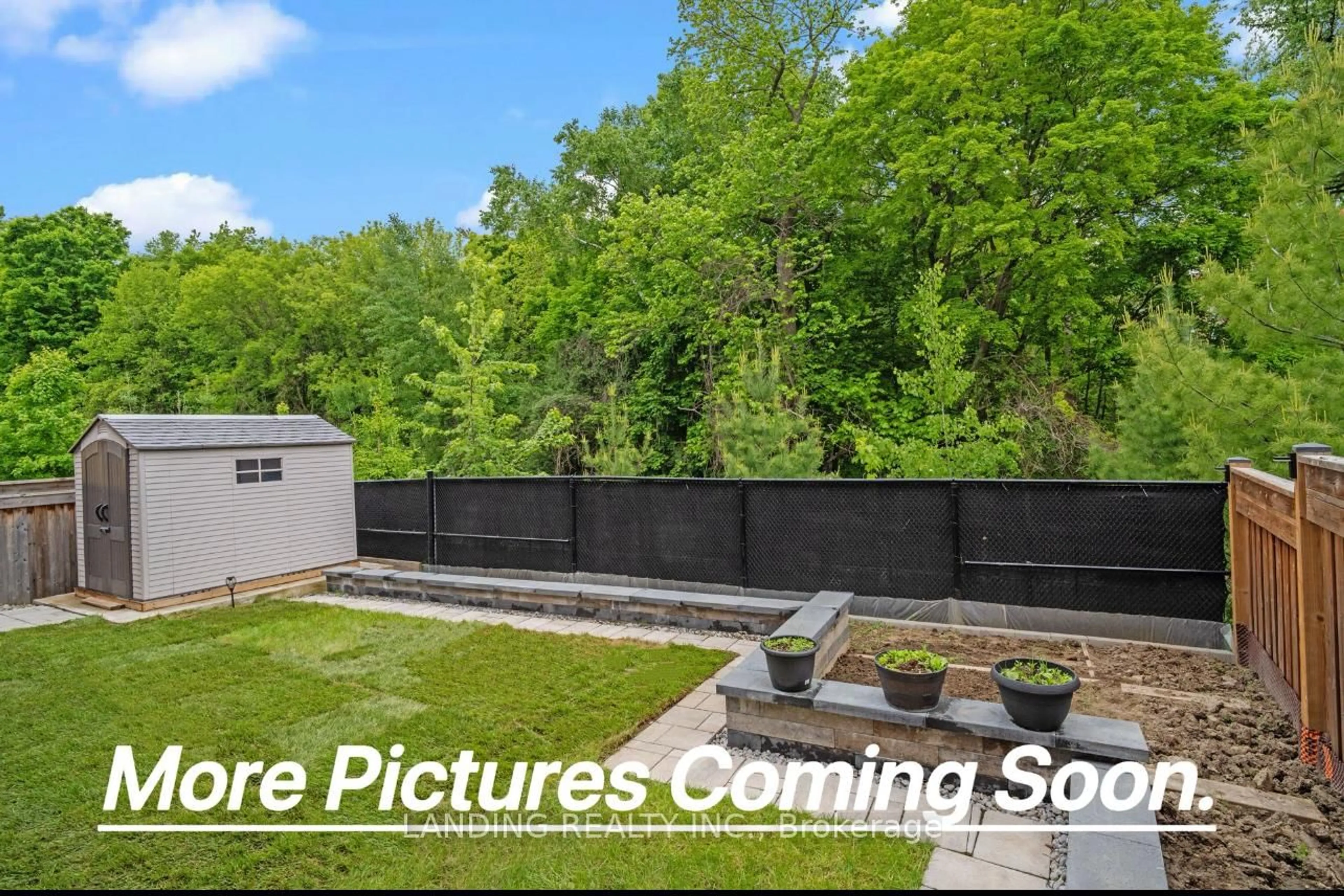 A pic from outside/outdoor area/front of a property/back of a property/a pic from drone, unknown for 182 Conklin Cres, Aurora Ontario L4G 0Z2