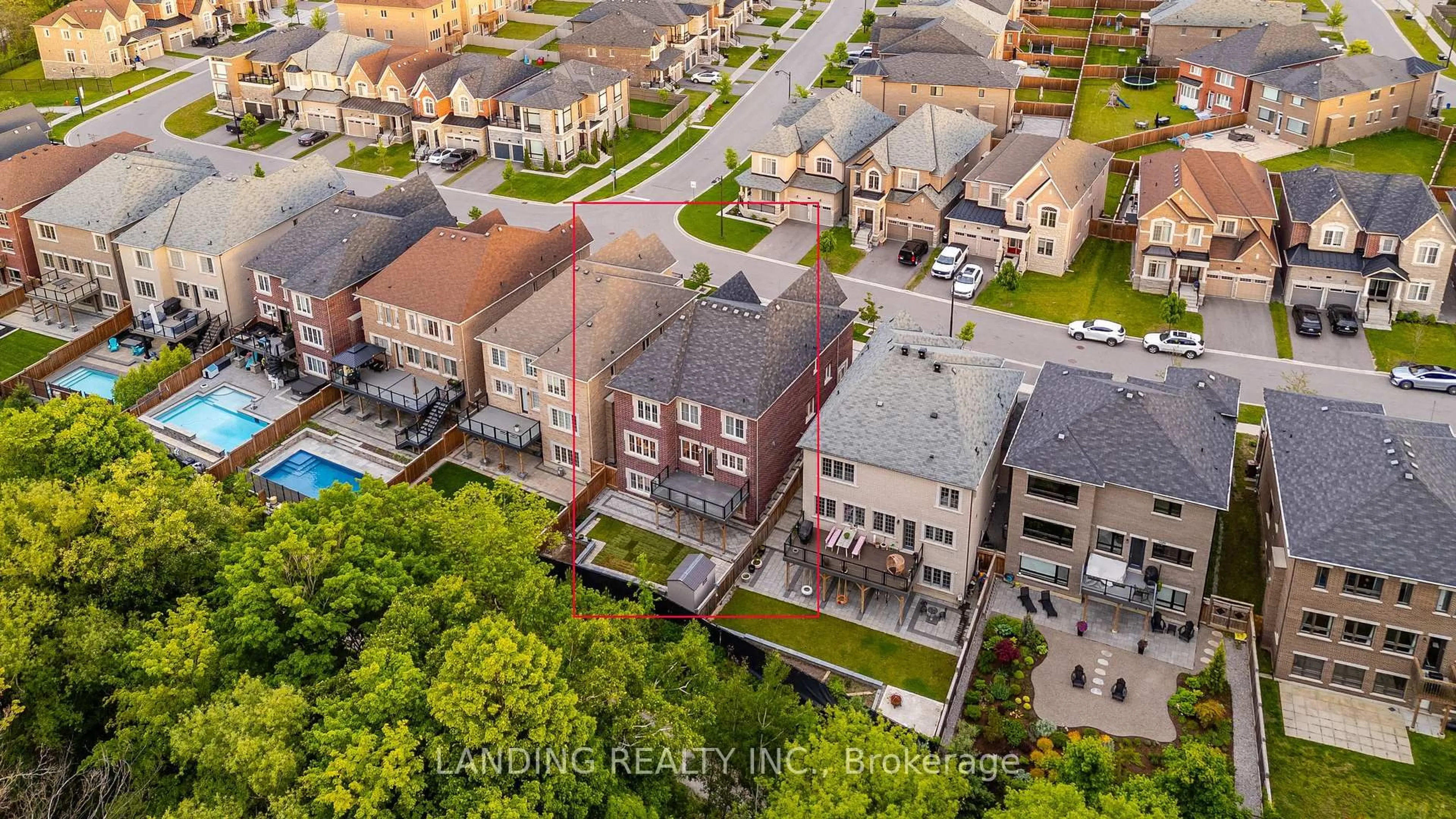 A pic from outside/outdoor area/front of a property/back of a property/a pic from drone, city buildings view from balcony for 182 Conklin Cres, Aurora Ontario L4G 0Z2