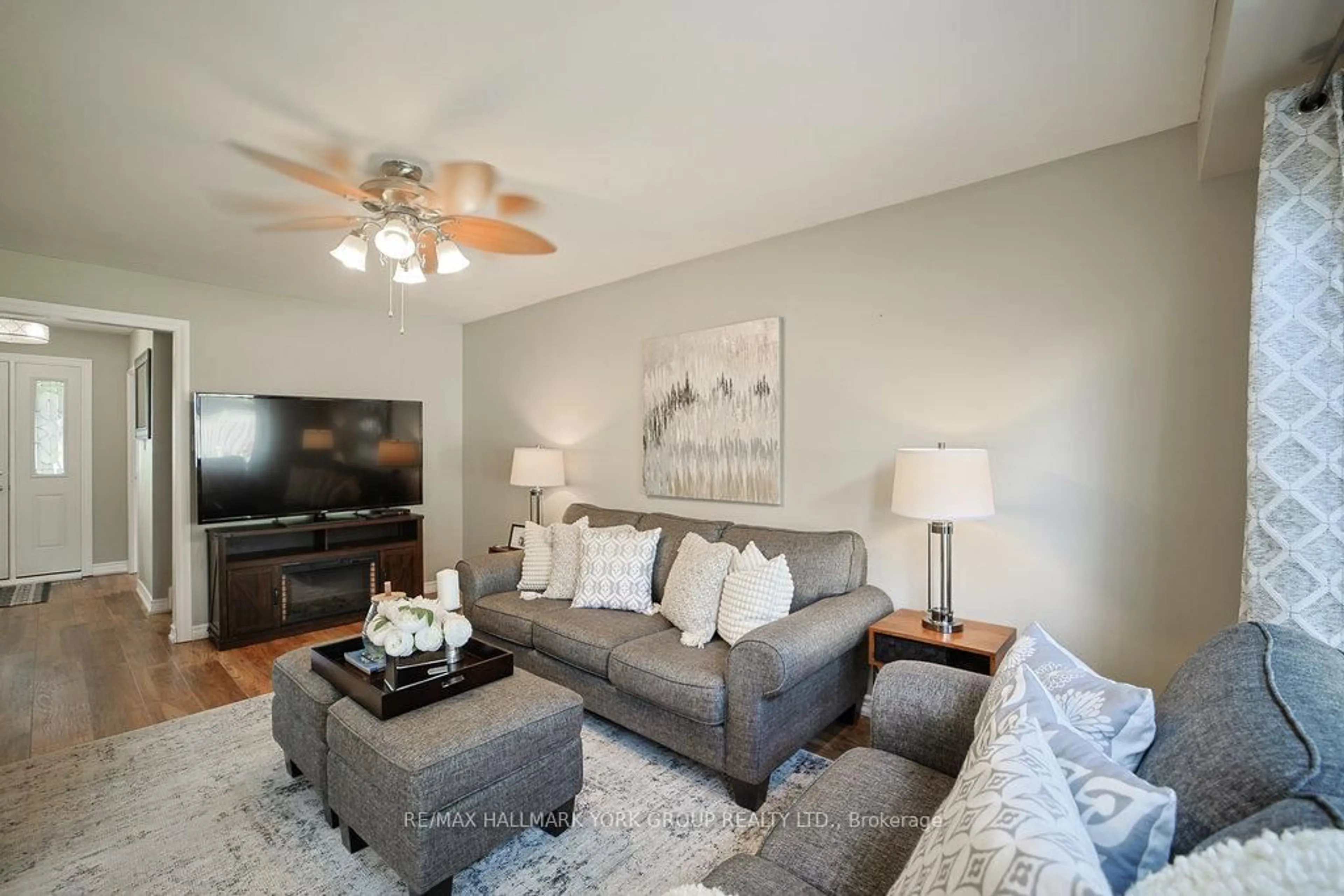 Living room with furniture, unknown for 659 Gibson Crt, Newmarket Ontario L3Y 4Z5