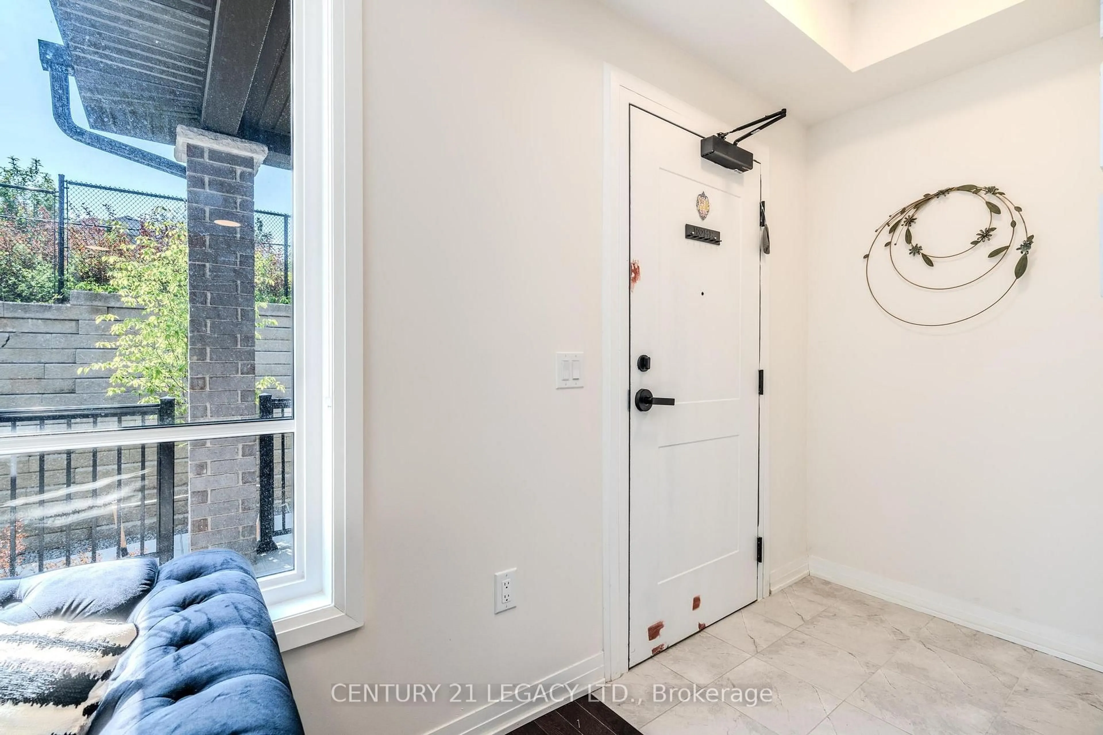 Indoor entryway for 31 Baynes Way #10, Bradford West Gwillimbury Ontario L3Z 4M5