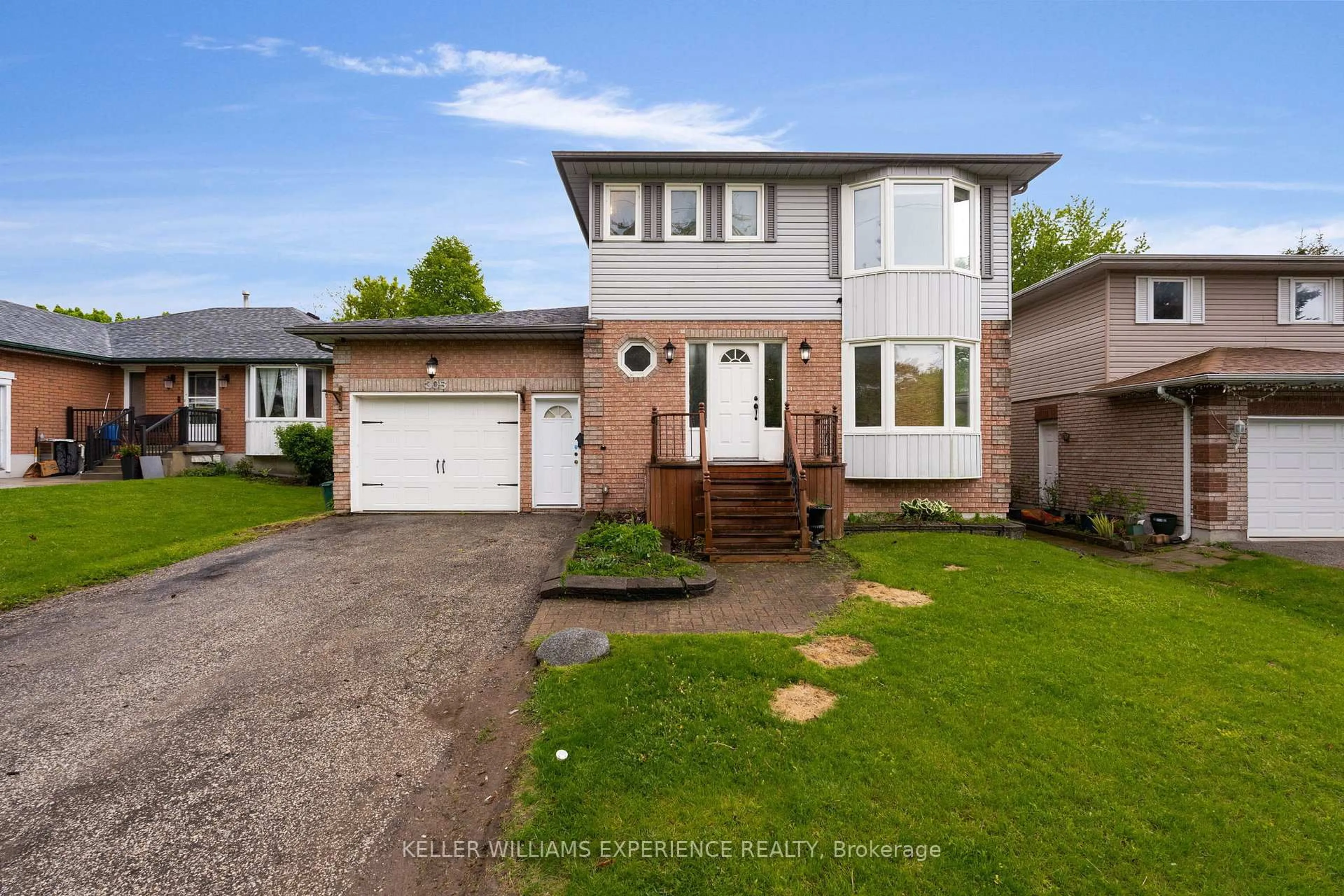 Home with vinyl exterior material, street for 305 Hollywood Dr, Georgina Ontario L4P 2Z9