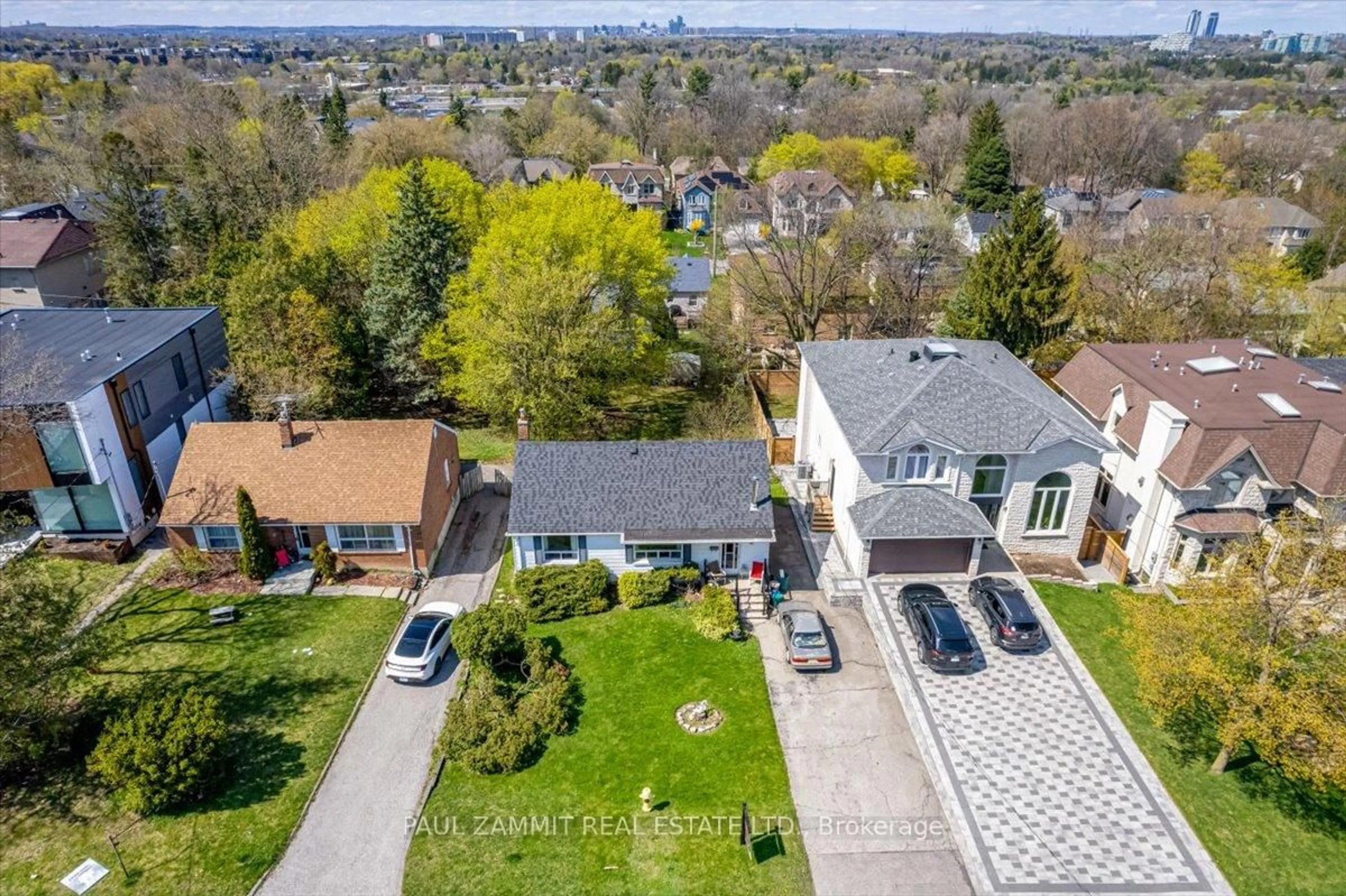 A pic from outside/outdoor area/front of a property/back of a property/a pic from drone, street for 106 Highland Park Blvd, Markham Ontario L3T 1B7