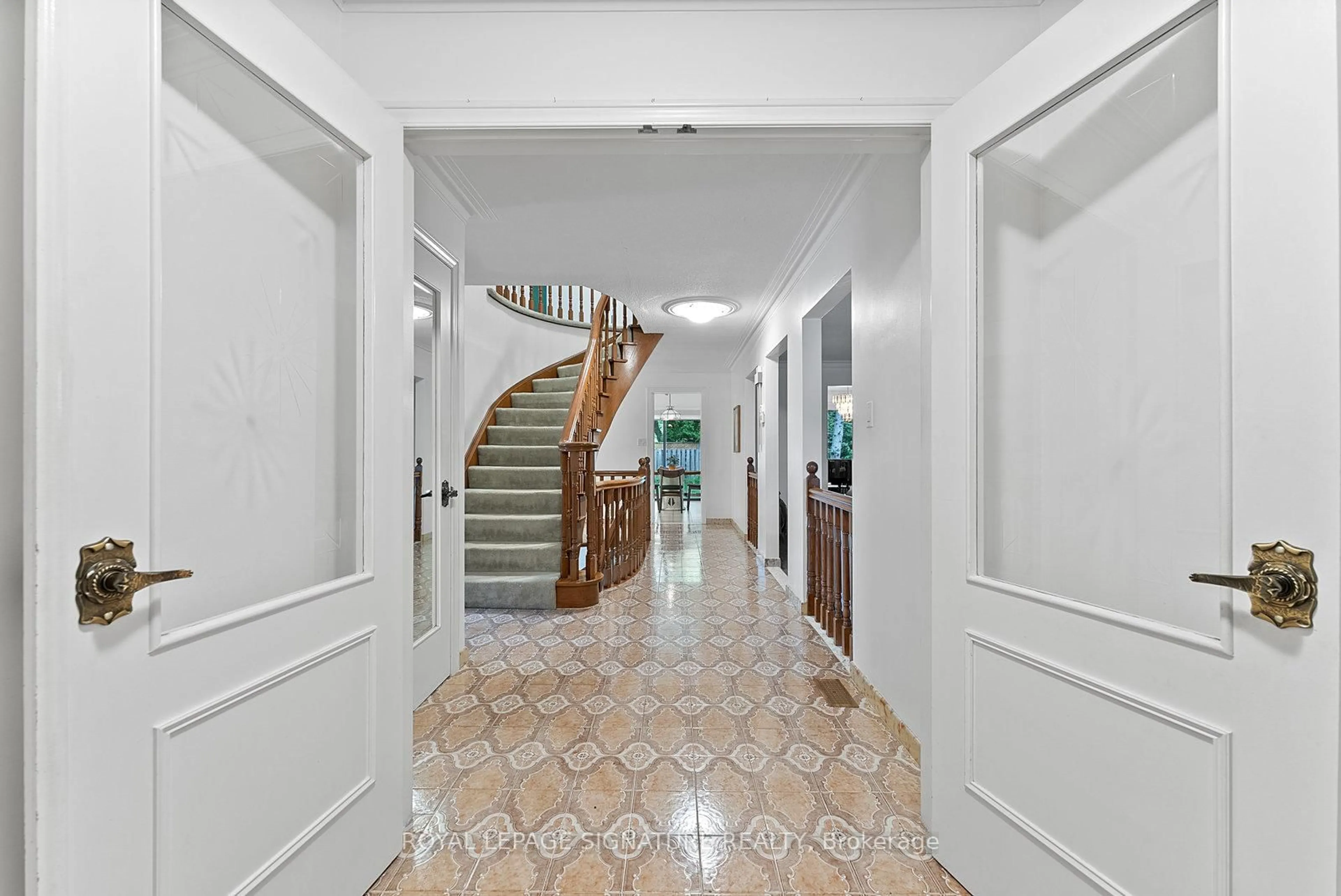 Indoor foyer for 30 Vanwood Rd, Markham Ontario L3T 2N2